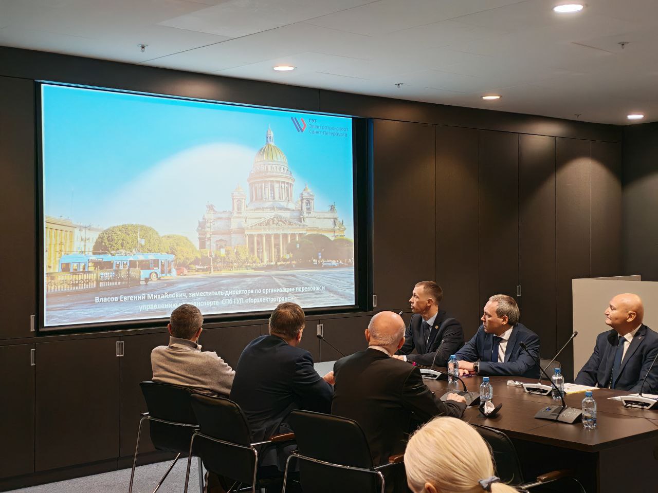 Горэлектротранс принимает участие в Международном форуме стран БРИКС который проходит с 29 по 31 октября в Экспофоруме В первый день форума доклад заместитель директора Горэлектротранса по организации перевозок и управлению на транспорте Евгений Власов принял участие в круглом столе Стратегия определения оптимального баланса в парке транспортных средств для общественного транспорта в части используемых источников энергии Он выступил с докладом на тему Использование электробусов с динамической зарядкой в транспортной сети мегаполисов На сегодняшний день почти 300 троллейбусов с увеличенным автономным ходом работают в Петербурге на сети из 17 маршрутов крупнейшей в России Протяжённость маршрутной сети ТУАХ составляет 180 65 км Автономным ходом троллейбусы преодолевают суммарно на всех линиях 73 4 км За счёт ТУАХ с 2017 года годовой пассажиропоток вырос на 45 млн человек Во второй день форума 30 октября в рамках секции Беспилотные технологии в городах БРИКС влияние на экономику с докладом выступит начальник Управления информационных технологий и интеллектуальных систем СПб ГУП Горэлектротранс Павел Поляков Он представит доклад Применение систем искусственного интеллекта на транспорте Санкт Петербурга Мифы и реальность getspb