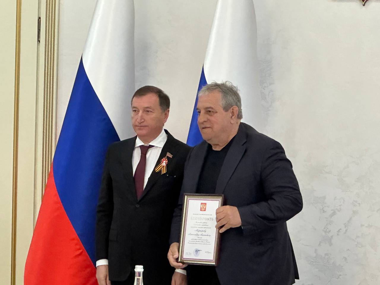 Александр Маркаров награжден благодарностью Президента РФ В Белом зале Дома Дружбы завершилась церемония вручения государственных наград. Награды Российской Федерации и Республики Дагестан отличившимся дагестанцам вручал Председатель НС РД Заур Аскендеров от имени главы Республики Дагестан Сергея Меликова. Среди награждаемых директор РДЮСШ Минобрнауки Александр Маркаров, удостоенный благодарственного письма от Президента Российской Федерации Владимира Владимировича Путина за активное участие в подготовке и проведении общественно значимых мероприятий. В ходе мероприятия были отмечены работники различных сфер: образования, здравоохранения, культуры, спорта и промышленности. Награды вручались за многолетний добросовестный труд, высокие достижения в профессиональной деятельности и значительный вклад в социально-экономическое развитие Дагестана. Завершилось мероприятие общей фотографией.