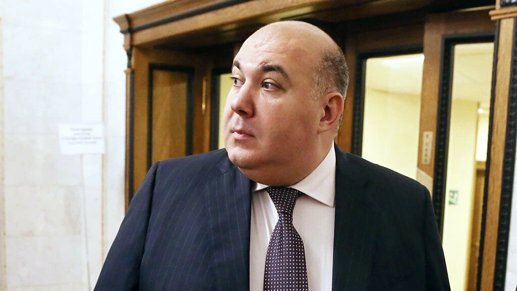 Не пришел    Бывший депутат Юрий Напсо не пришел на заседания Верховного суда, где оглашалось оспариваемое им решение о лишении его депутатского мандата. Накануне Госдума прекратила полномочия парламентария.    В конце мая ВС уже отказывал депутату в оспаривании решения Госдумы. Однако Напсо продолжает настаивать, что без уважительной причины на работе отсутствовал не более шести дней, а также «не терял связь с избирателем», находясь на лечении в ОАЭ.    ВС РФ рассмотрел апелляционную жалобу Юрия Напсо и признал законным лишение его депутатского мандата. Депутат проживает в ОАЭ. На заседание в Верховный суд 12 августа пришел только представитель Напсо.  Шансов в вышестоящих инстанциях добиться возвращения своих полномочий у Напсо практически нет, говорят наши источники.   ⁉  Сам Напсо говорил, что большую часть времени он был либо в отпуске без содержания  шесть месяцев , либо на больничном. При этом, по его словам, больничные листы оформлены официально, а отпуска согласованы со спикером Госдумы Вячеславом Володиным.