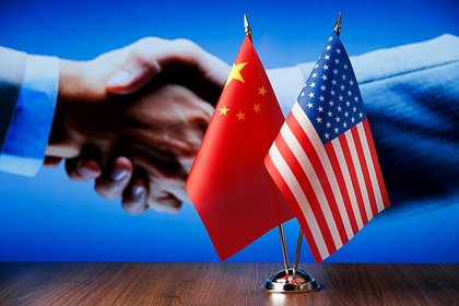 Китай и США решили создать механизм торгово-экономических консультаций Вице-премьер Госсовета КНР Хэ Лифэн и министр финансов США Скотт Бессент договорились создать механизм торгово-экономических консультаций по итогам переговоров в Швейцарии. Об этом сообщает Politico. Такое решение принято на фоне заоблачных тарифов, говорится в статье. Отмечается, что соответствующие детали будут согласованы в ближайшее время. Уточняется, что стороны опубликуют совместное заявление в понедельник, 12 мая. Как отметил Хэ Лифэн, благодаря усилиям стран встреча была продуктивной и стала важным первым шагом, предпринятым обеими сторонами для надлежащего разрешения своих разногласий посредством равноправного диалога. Ранее президент США Дональд Трамп объявил о планах по снижению таможенных пошлин на товары из Китая. «Показатель в 145 процентов действительно очень высок», — признал он. Американский лидер пообещал, что размер пошлин «существенно уменьшится, но не станет нулевым».