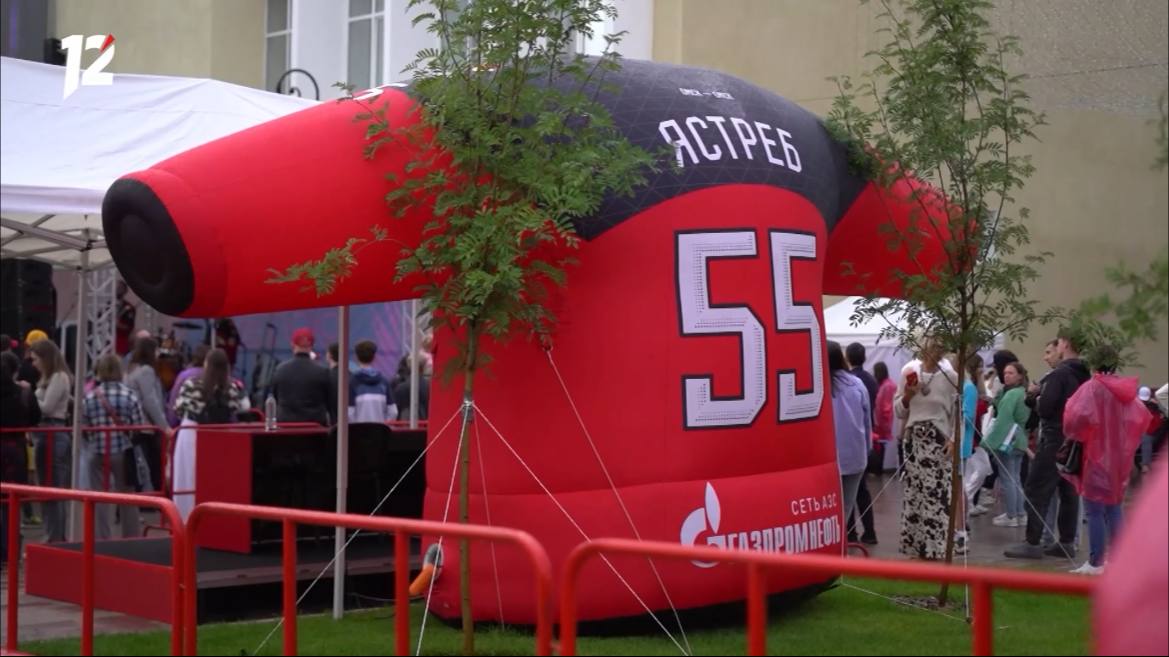 Уже сегодня пройдет масштабная презентация Авангарда Болельщиков впервые познакомят сразу с тремя командами клуба Авангард КХЛ Омские Крылья ВХЛ и Омские Ястребы МХЛ Также омичи увидят новую домашнюю форму На масштабном хоккейном фестивале для гостей будут организованы различные активности А в завершении праздника выступит группа Винтаж 6