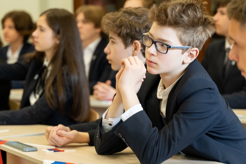 Частным школам на Украине хотят запретить преподавание на русском языке Украинские депутаты хотят запретить преподавание на русском языке в частных школах на государственном уровне сообщает ТАСС Проект поправок в законодательную базу внесли в Верховную раду авторами документа стали несколько парламентариев По их словам на Украине есть факты когда нелицензированные частные школы используют в своём образовательном процессе русский язык Документ предусматривает запрет частным учебным заведениям самостоятельно определять язык обучения В частности предлагается запретить русский язык РусскийЯзык   russkiymir ru news 342709