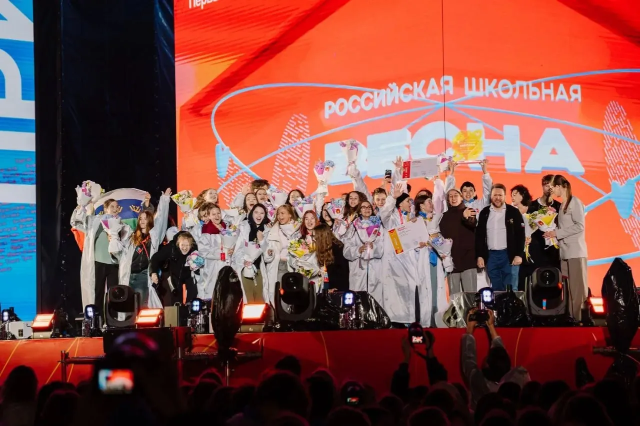 Команда тюменских школьников завоевала Гран при в финале Российской школьной весны Событие состоялось в Ставрополе В тюменскую делегацию вошли 25 школьников из Тюмени Ялуторовска и Тобольска Они представили на суд жюри программу по мотивам произведения тюменского писателя Владислава Крапивина Всего у наших ребят кроме Гран при в общекомандном зачёте четыре первых места в разных номинациях Это достойный результат поздравил победителей губернатор Александр Моор АВМ  Мы в MAКС
