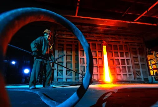 Правительство России расширяет меры поддержки отрасли черной металлургии Для предприятий черной металлургии продлен срок уплаты акциза на жидкую сталь и налога на добычу полезных ископаемых на железную руду Крайний срок для этих платежей теперь установлен до 1 декабря 2025 года включительно Такая мера призвана высвободить оборотные средства металлургических компаний что в свою очередь обеспечит дополнительную поддержку их операционной деятельности и стимулирует инвестиционную активность в секторе МинпромторгЛНР