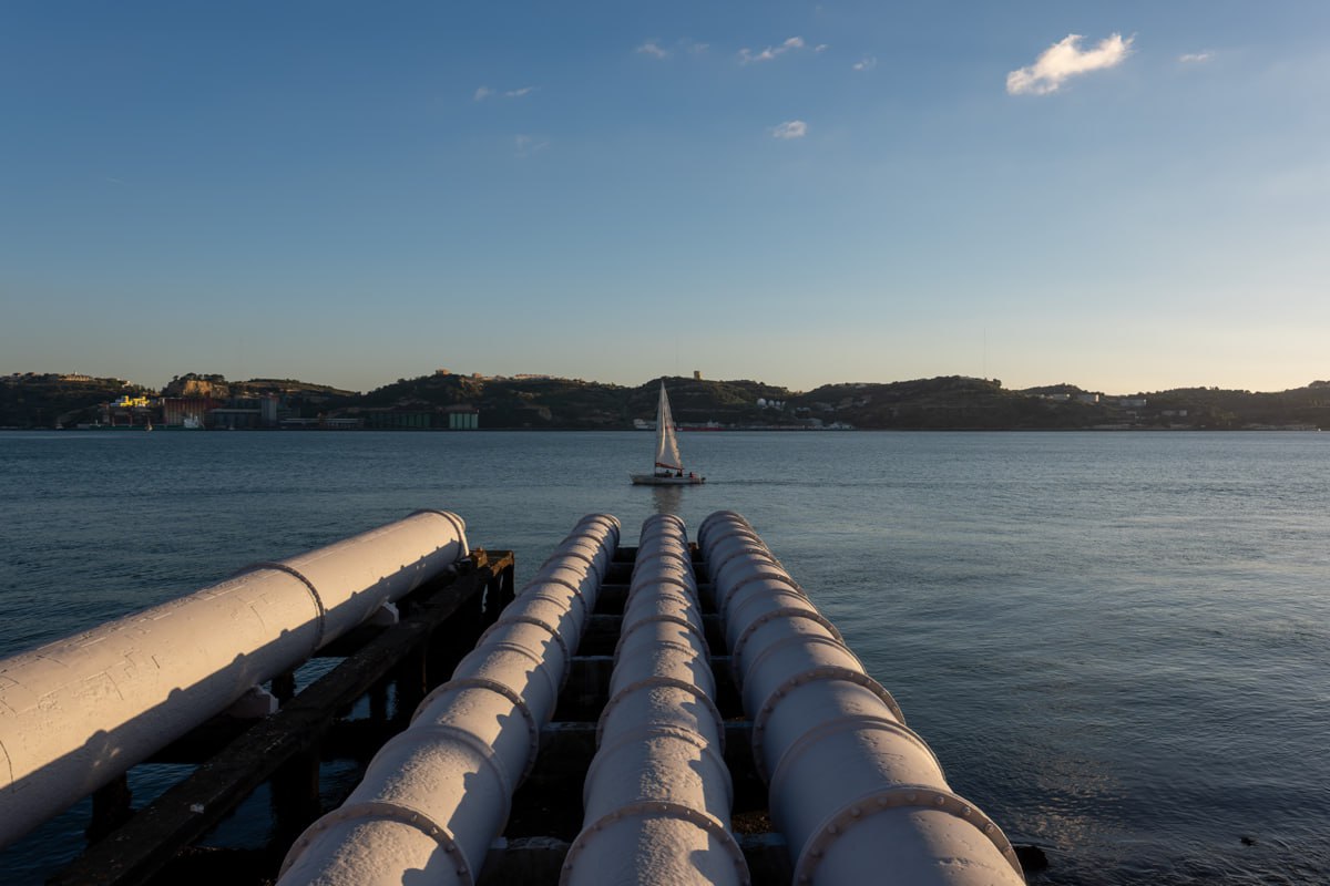 Испания тонет в избытке зелёной энергии и собирается отправлять её в Ирландию Из за нехватки сетей и хранилищ страна не успевает использовать всё что вырабатывают солнце и ветер Решение подводный электрокабель между Испанией и Ирландией первый в истории прямой энергетический мост между двумя странами Проект планируется к середине 2030 х годов и получит поддержку ЕС Он позволит Испании экспортировать часть энергии в Ирландию где ощущается дефицит мощностей и укрепит безопасность энергосистемы Европы Испания Энергия ЕС