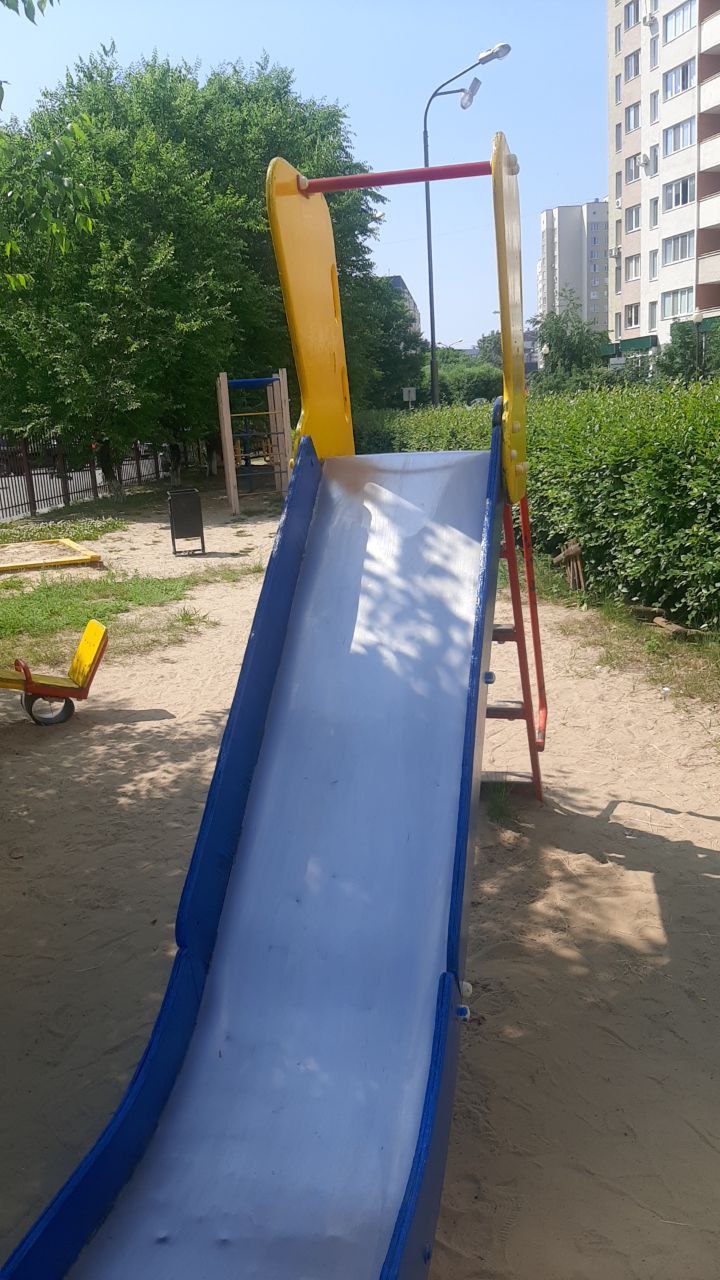 В Тюмени после вмешательства прокуратуры детская площадка приведена в нормативное состояние    ‍ Прокуратура Восточного административного округа г. Тюмени провела проверку по информации, опубликованной в сети «Интернет» о ненадлежащем состоянии детской площадки около жилого дома на ул. Зелинского в областном центре.   Установлено, что обязанность по содержанию и обслуживанию данной детской площадки возложена на ООО «Жилой район АИЖК». В ходе визуального осмотра детской игровой площадки выявлены отдельные элементы горки, карусели, турника, на которых имеются сколы, задиры и отщепы на поверхностях из древесины, часть поверхности является шероховатой, торчат болты. Имеющиеся акты осмотра игрового оборудования площадки содержали формальные сведения, не отражающие выявленные прокуратурой дефекты.   Прокуратура округа внесла генеральному директору общества.   В результате прокурорского вмешательства виновное должностное лицо привлечено к дисциплинарной ответственности, детская площадка приведена в нормативное состояние.