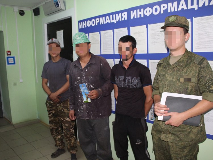 Под Волгоградом еще 20 нелегалов нашли в полях в помощью беспилотника Очередной комплексный рейд по контролю за соблюдением иностранцами миграционного законодательства проведен в Быковском районе. Полицейские подняли в небо квадрокоптер с камерой, с которого осмотрели сельхозугодья на наличие иностранных рабочих. Как сообщили Волжский.ру в пресс-службе ГУ МВД по региону, по итогам проверок было выявлено 20 иностранцев, работавших без патента. Они были доставлены в отделение полиции. Дальнейшая проверка установила, что двое нарушителей вообще находятся на территории РФ незаконно. В отношении них инициирована процедура депортации. В отношении незаконно трудящихся мигрантов, а также их нанимателя будут приняты административные меры. Подробнее на Волжский.ру: #ВолжскийРу #волжский #vlz
