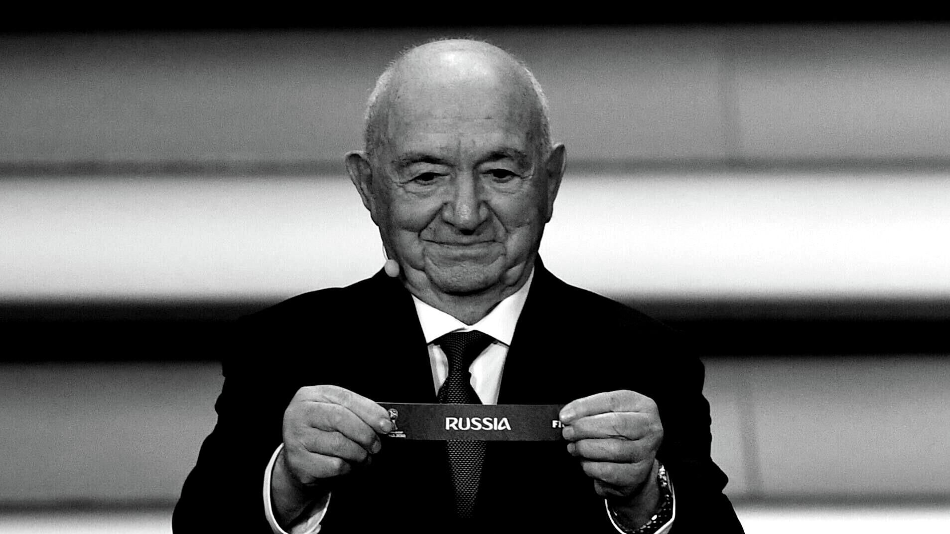 Конгресс Союза европейских футбольных ассоциаций УЕФА в Брюсселе минутой молчания почтил память олимпийского чемпиона 1956 года Никиты Симоняна Симонян ушел из жизни 23 ноября в возрасте 99 лет Он был победителем Олимпиады 1956 года в Мельбурне четырехкратным чемпионом и двукратным обладателем Кубка СССР лучшим бомбардиром в истории московского Спартака 160 голов Симонян выступал за красно белых с 1949 по 1959 год В качестве тренера он трижды становился чемпионом СССР и четыре раза выигрывал Кубок страны возглавлял сборную СССР На протяжении более чем 30 лет занимал руководящие должности в отечественном футболе сначала работал в Федерации футбола СССР затем в Российском футбольном союзе РФС