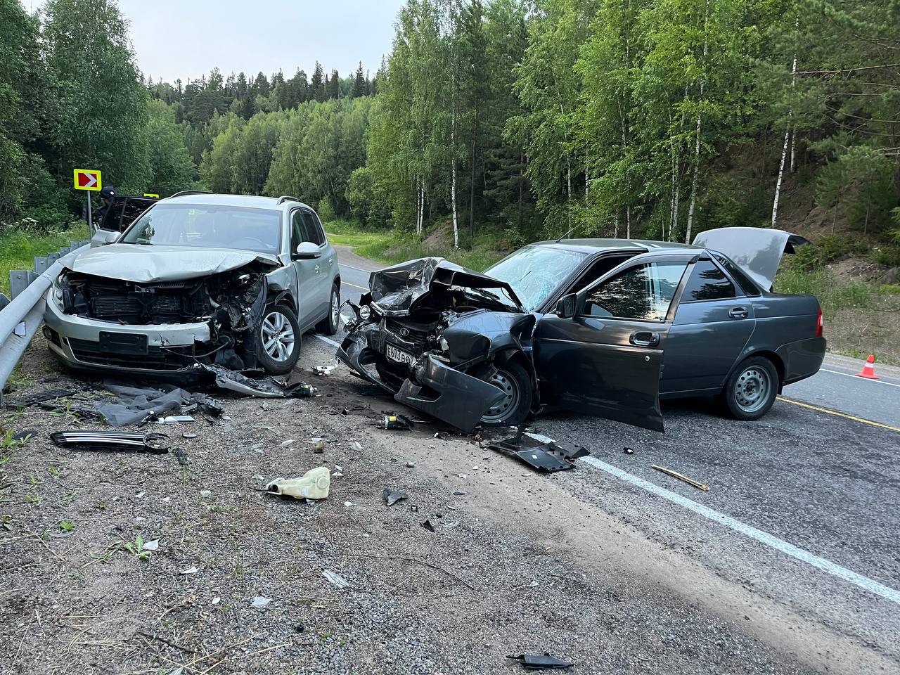 5 человек увезли в больницу после аварии под Красноярском Все произошло сегодня на трассе Р-257 «Енисей». Предварительно, 30-летний водитель «Лады Приоры» ехал со стороны Дивногорска в сторону Балахты. В какой-то момент он выехал на встречку, где столкнулся с «Фольксвагеном». В результате пострадали 5 человек – водители и пассажиры обоих автомобилей, включая 5-летнего ребенка. Всех пострадавших доставили в больницу. На месте работают инспекторы ДПС и выясняют подробности случившегося.