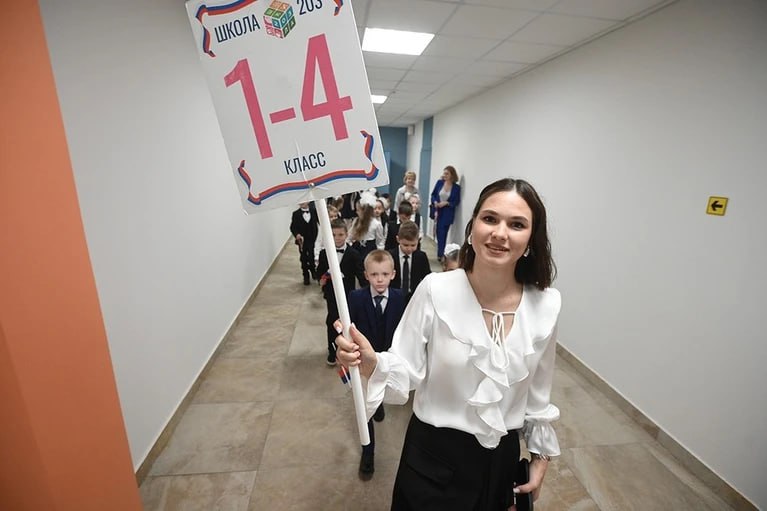 В Госдуме хотят ввести льготную ипотеку под 5 для молодых учителей В России предложили ввести для молодых учителей в крупных городах программу Учительский старт Соответствующее обращение депутаты направили к вице премьеру Дмитрию Чернышенко Согласно проекту программа включает два основных компонента Единовременная выплата от 500 тыс до 1 млн рублей с поправкой на региональный коэффициент Льготная ипотека под 5 годовых для приобретения жилья в месте будущей работы педагога Подписаться на truekpru Читать нас в MAX