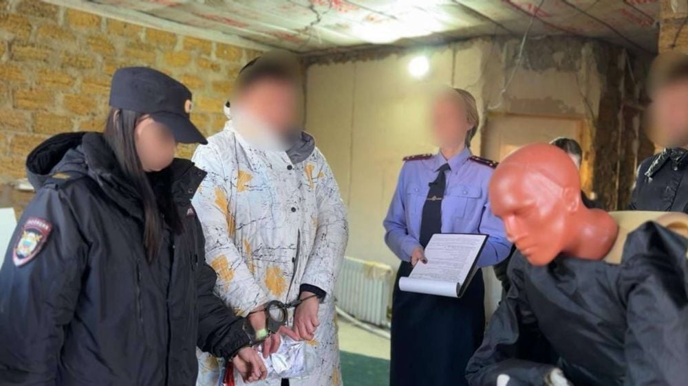 Крымчанка призналась сыну в убийстве его отца спустя два года СИМФЕРОПОЛЬ, 20 мая – РИА Новости Крым. Уголовное дело о жестоком убийстве в Симферопольском районе, долго остававшемся тайной, направлено в суд. На скамье подсудимых – местная жительница, обвиняемая в убийстве бывшего супруга и сокрытии тела. Об этом сообщили в прокуратуре Крыма. По данным следствия, преступление было совершено в мае 2022 года в селе Заречное. Во время конфликта на почве длительных личных разногласий женщина нанесла бывшему мужу не менее трех ударов по голове. Потерпевший скончался от полученных травм. "Желая избежать ответственности, обвиняемая со своим новым сожителем вывезла и закопала труп. После убийства бывшего мужа женщина обналичила порядка 80 тысяч рублей с его банковской карты", – рассказали в орг... Подробнее>>>