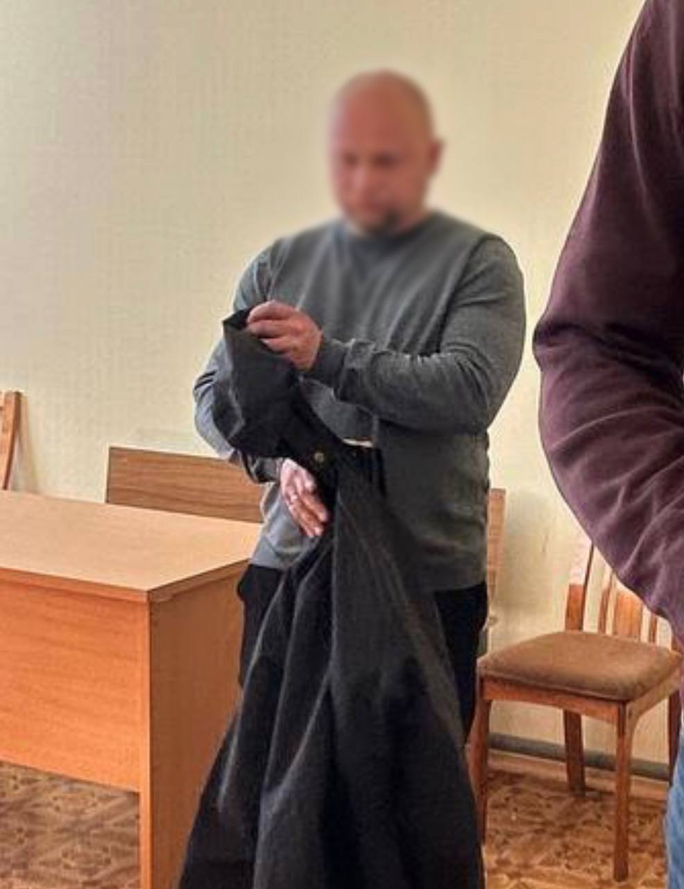  Вынесен приговор по уголовному делу о хищении бюджетных денежных средств в особо крупном размере Октябрьский районный суд г. Архангельска согласился с позицией прокуратуры и признал виновным 44-летнего руководителя ООО «Белый дом» виновным по ч. 4 ст. 159 УК РФ мошенничество, то есть хищение чужого имущества путем обмана, совершенное с использованием своего служебного положения, в особо крупном размере . Установлено, что в период с 2020 по 2022 годы единственный учредитель и управляющий ООО «Белый дом» при исполнении контракта по строительству больницы в пос. Соловецкий Приморского муниципального округа организовал изготовление и предъявление для оплаты фиктивных документов. Данные документы содержали недостоверные сведения о проведении в полном объеме работ по монтажу предназначенной для энергоснабжения больницы дизельной генераторной установки, а также исследованию технического состояния объектов культурного наследия при использовании дорог общего пользования. В результате незаконных действий общая сумма причиненного бюджету ущерба составила более 11 млн рублей. Вину в совершении преступления подсудимый признал в полном объеме, в ходе предварительного следствия возместил причиненный ущерб. Приговором суда подсудимому назначено наказание в виде 4 лет лишения свободы условно с испытательным сроком 3 года. Уголовное дело возбуждено на основании материалов проверки Приморской межрайонной прокуратуры и результатов оперативно-розыскной деятельности РУФСБ России по Архангельской области, расследовано Приморским МРСО СУ СК России по Архангельской области и НАО.