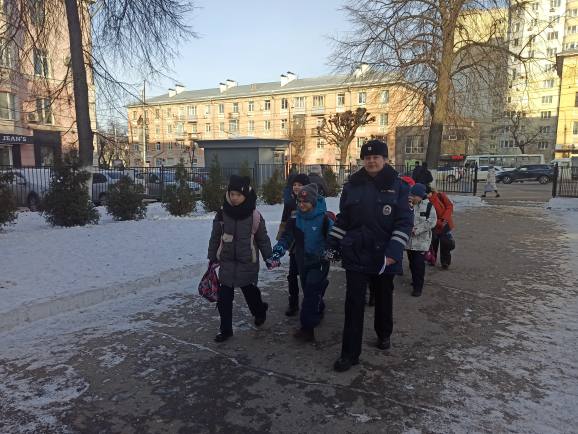 Уроки дорожной безопасности в школьном автобусе   ‍ Инспектор Центра ДиТН ПБДД Госавтоинспекции провела уроки дорожной безопасности в салонах школьных автобусов. Поездка школьников от дома до школы была в сопровождении сотрудника Госавтоинспекции.   Инспектор проверила, насколько хорошо дети выполняют все инструкции при поездках на школьном автобусе. Во время передвижения сотрудник полиции рассказала детям о том, что их путь в школу начинается с порога своего дома, что обязательно необходимо соблюдать безопасный маршрут движения, когда ребята следуют к остановке, и выходить из дома следует заблаговременно, чтобы не опаздывать на маршрут.   Школьникам напомнили, как безопасно вести себя на остановках в ожидании автобуса, как правильно садиться в транспорт и высаживаться. Также ребятам напомнили о правилах поведения в салоне школьного автобуса, для чего служат ремни безопасности и почему всегда нужно пристегиваться, несмотря на непродолжительность пути.    В завершение «урока безопасности» школьники получили от сотрудников Госавтоинспекции памятки по Правилам дорожного движения. Автоинспекторы провели разъяснительную беседу и с водителями автобусов, осуществляющих групповые перевозки детей. Призвали водителей быть предельно внимательными при движении, избегать опасных маневров, соблюдать скоростной режим, уделять особое внимание при посадке и высадке юных пассажиров.