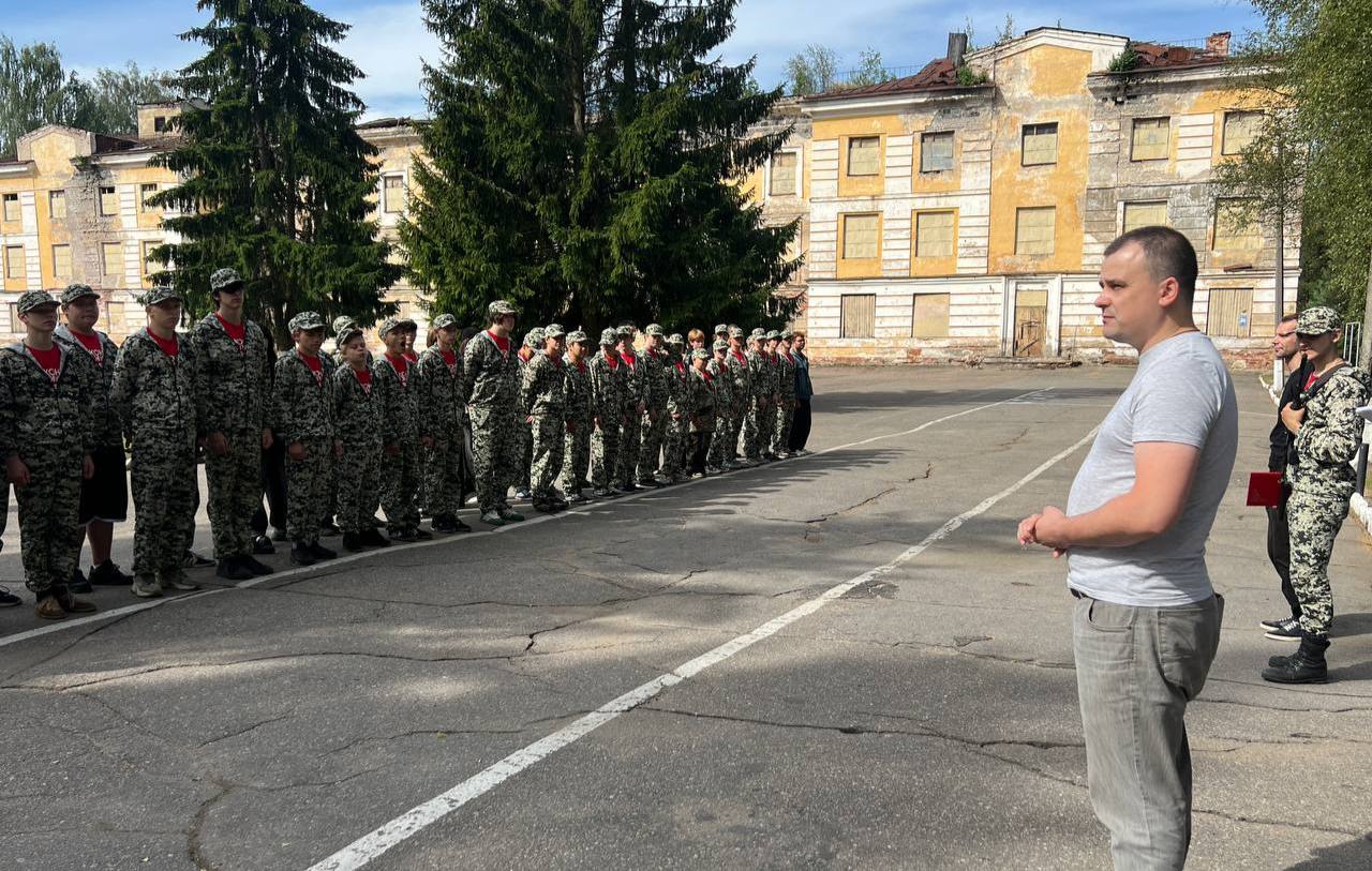 Шанс для каждого!    Представители Министерства прямо сейчас находятся в Санкт-Петербурге, чтобы повысить навыки работы с асоциальной молодежью и ребятами, склонными к девиантному поведению, а также перенять лучшие навыки такой работы в центре «КОНТАКТ».    Сегодня состоялось торжественное открытие завершающей смены профилактических интерактивных летних «КОНТАКТ. Сборов», в котором принял участие первый заместитель министра.    «Сейчас вы находитесь в начале жизненного пути, и от ваших решений зависит, каким будет будущее. Это возможность попробовать что-то новое, научиться работать в команде, преодолевать трудности и получить полезные знания и навыки, которые пригодятся в жизни.   Здесь вы узнаете, как реализовать себя, познакомитесь с разными направлениями и поймете, что такое патриотизм на деле, а не только на словах» — обратился к молодежи Санкт-Петербурга Константин Комлёнок.