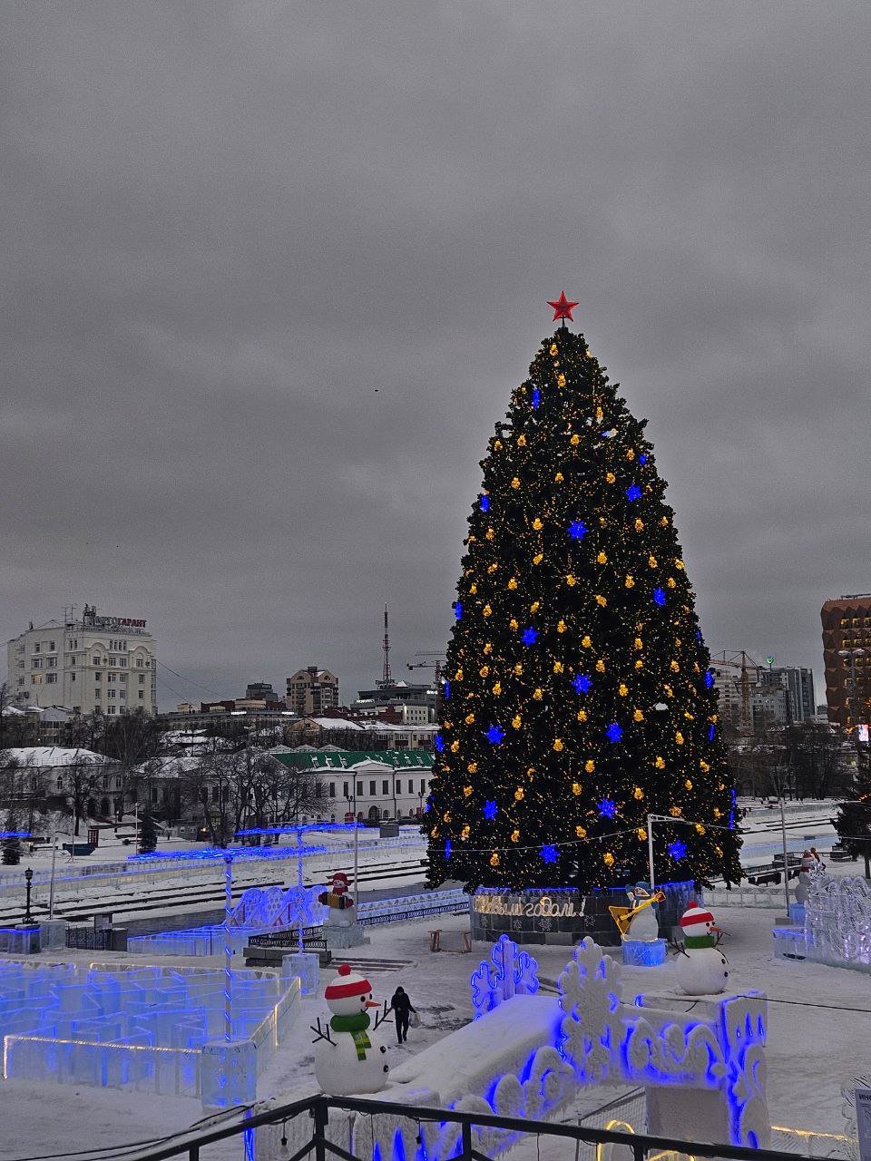 Исторический сквер оживает: в Екатеринбурге открылся Ледовый городок  Ледяные дворцы городка впервые распахнули свои двери, и малыши уже успели исследовать каждый уголок. Свет отражается от стен, создавая волшебство, а воздух наполнен восторгом от новых впечатлений. Это место, где каждый найдет что-то особенное для себя, будь то катание на коньках или фото с ледяными скульптурами.