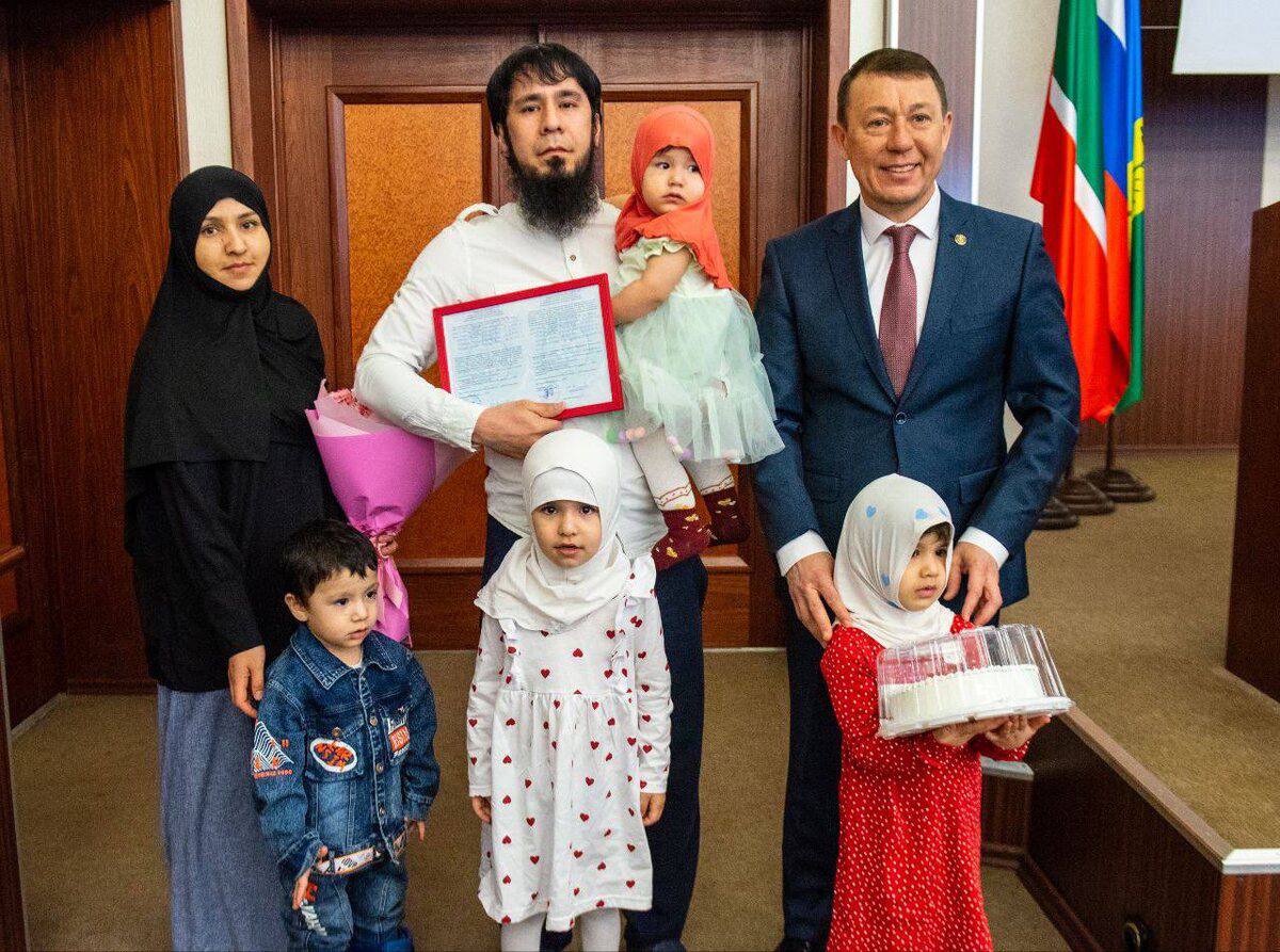 Из Татарстана поступила положительная новость: таджикского мигранта, ранее получившего жилищный сертификат на 5 миллионов рублей, отправили в СИЗО на два месяца. Как установили следственные органы, ослоеб использовал поддельные документы для оформления сертификата. Его замоташка также находится под подозрением — её могут обвинить в фальсификации бумаг с целью получения российского паспорта. Проверить это оказалось несложно: замотанная сука почти не владела русским, хотя предоставила сертификат о знании языка для оформления гражданства. В отношении чиновников, выдавшим мигранту сертификат, также заведено уголовное дело. Примечательно, что ключевой фигурант этой истории — мэр города Рамиль Муллин, курировавший распределение сертификатов, — недавно уволился по собственному желанию. Русский Меч - подписаться