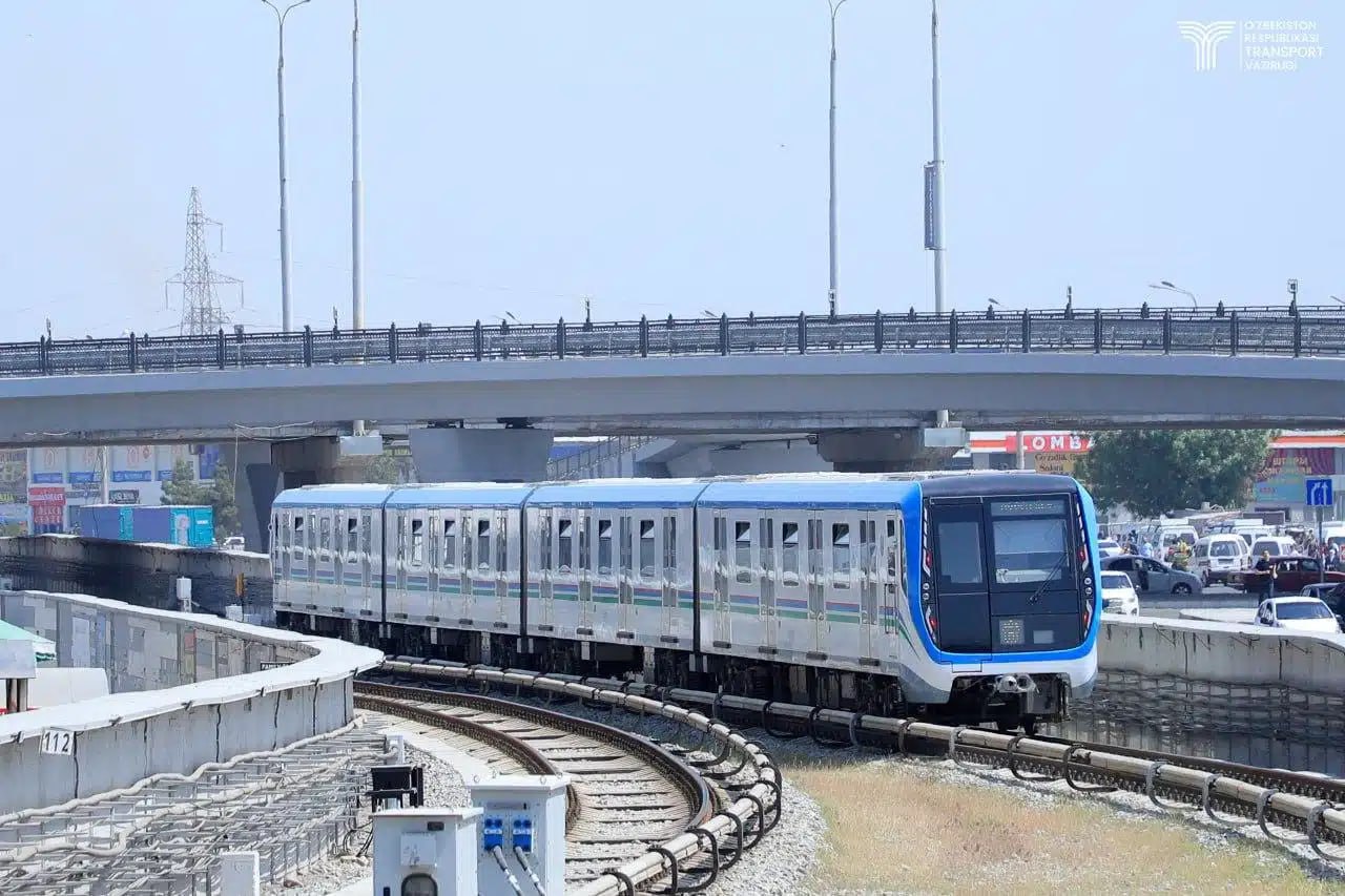 Наземная кольцевая линия метро Ташкента возобновила работу С утра 1 ноября в Ташкенте полностью возобновилось движение поездов на наземной кольцевой линии метрополитена сообщает Министерство транспорта Теперь пассажиры могут беспрепятственно передвигаться по всему кольцевому маршруту На линии работают 12 современных составов с интервалом движения около семи минут что обеспечивает быстрый и комфортный транспорт для жителей и гостей столицы Ранее участок Технопарк Кипчак между станциями Курувчилар и Янгиабад был закрыт с 28 июня На время ремонта курсировали бесплатные метробусы Telegram Facebook Instagram LinkedIn Сайт