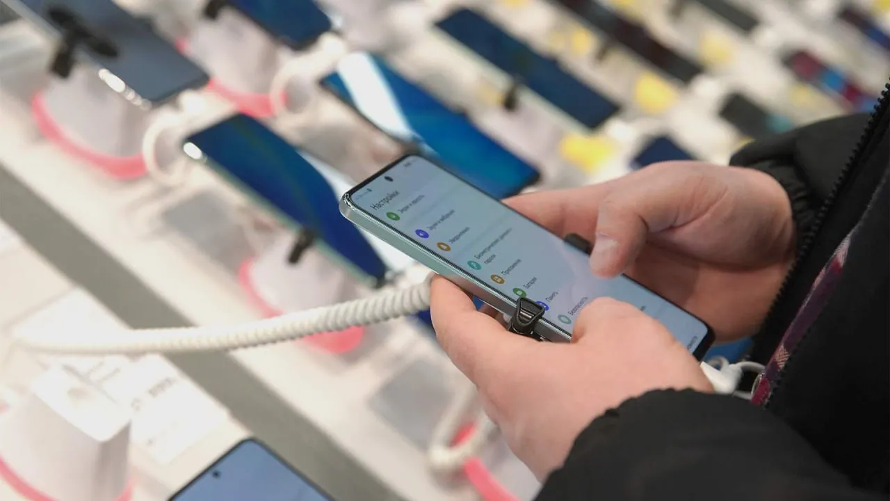 Мировые производители смартфонов в этом году сокращают поставки устройств За первый квартал 2026 го они просели на 6 Это связано с дефицитом устройств памяти из за чего выросли затраты на производство смартфонов сообщают аналитики Counterpoint Research На этом фоне компании будут отдавать предпочтение не объему продаж а стоимости сокращая количество моделей с низкой рентабельностью отмечают они jkinvest news jkinvest