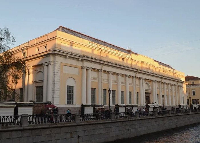 В Русском музее начали реставрацию двух масштабных исторических полотен Григория Угрюмова. Работы займут около двух лет, посетители корпуса Бенуа смогут наблюдать процесс реставрации.