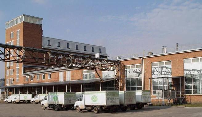 Хлебозавод «Юг Руси» на 1-й Луговой продают целиком за 850 миллионов рублей — всё, вплоть до производственной линии. По итогам прошлого года завод впервые за пять лет получил убыток, причём сразу огромный — 140 миллионов против 12–27 миллионов прибыли в предыдущие годы. С чем связан такой эффектный крах бизнеса, нам неизвестно.
