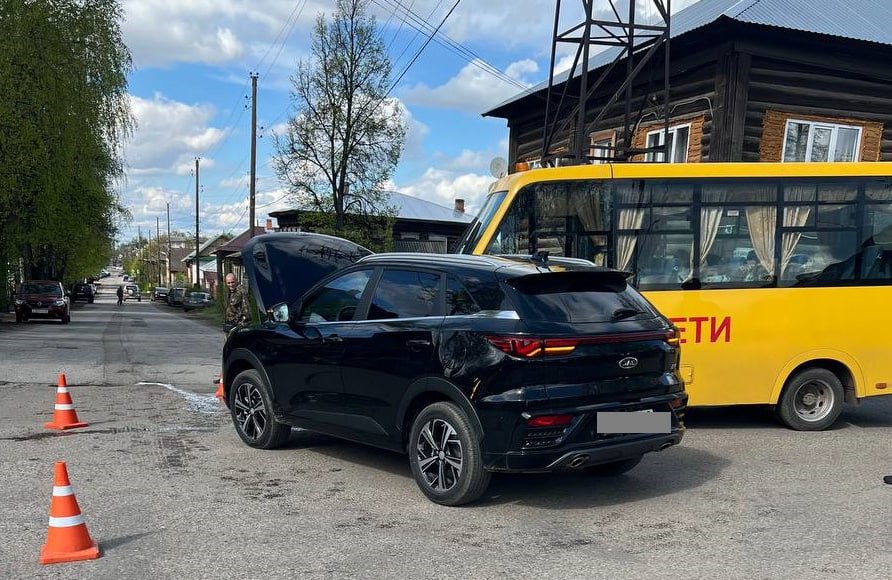 12 мая в 14:30 в Яранске произошло столкнулись школьный автобус и автомобиль «Джак». В автобусе находились 14 детей, которые возвращались из школы. ДТП произошло на перекрестке улиц Ленина и Рудницкого. По предварительным данным, все дети были пристегнуты ремнями безопасности и не пострадали. Травмы получила 48-летняя женщина, сопровождавшая группу.