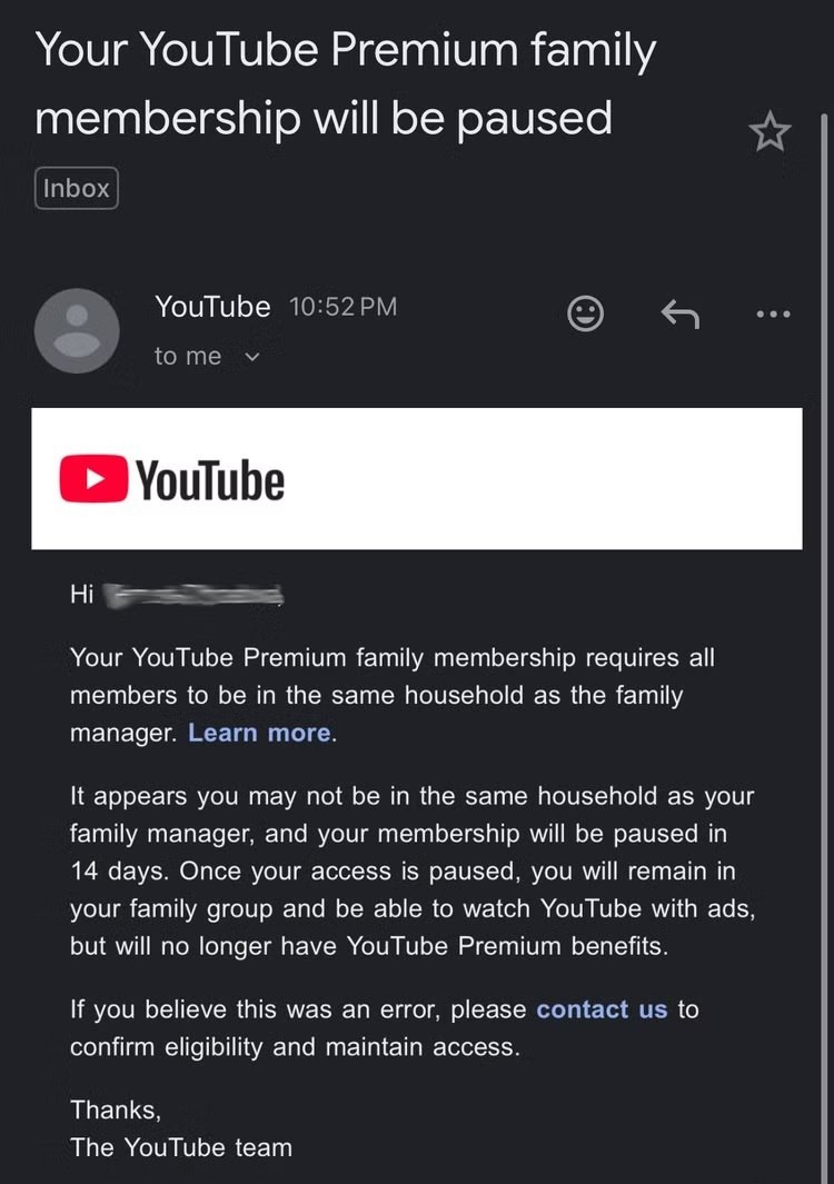 YouTube начал блокировать семейные премиум подписки если их участники не живут вместе Об этом пишет Android Police со ссылкой на соответствующее сообщение видеохостинга полученное одним из пользователей Семейная подписка стоимостью 23 доллара в месяц позволяет добавить до пяти участников По крайней мере с 2023 года YouTube требует чтобы все они жили в пределах одного домохозяйства Раньше сервис не особенно следил за соблюдением этого правила Теперь платформа начала рассылать письма пользователям у которых аккаунты зарегистрированы по разным адресам В уведомлениях говорится что подписку приостановят через 14 дней после чего доступ к платным функциям исчезнет но аккаунты останутся в семейной группе Подтвердить право на участие в подписке можно через форму поддержки В противном случае пользователи смогут продолжить просмотр только в стандартном режиме с рекламой
