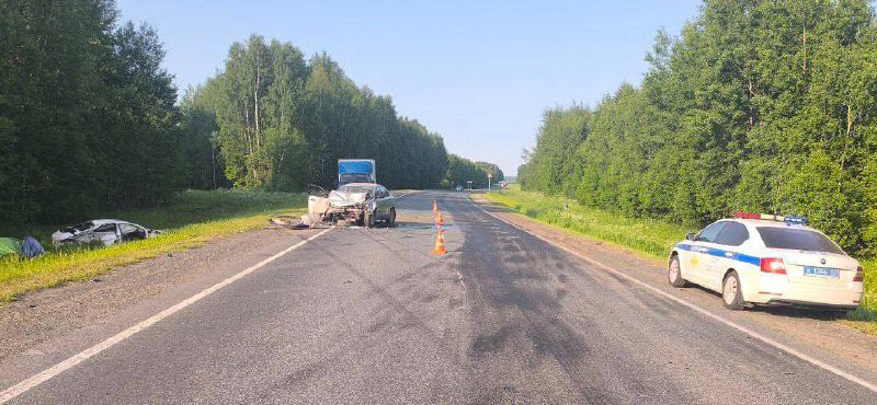 По факту летальной аварии в Яранском районе полицейские проводят проверку 6 июня в 4 часа 55 минут в Яранском районе на 147 км федеральной автодороги «Вятка» произошло столкновение двух легковых автомобилей «Хендай Элантра», «Ниссан Альмера» и грузового автомобиля «Вольво» с полуприцепом. В результате происшествия 55-летний водитель автомобиля «Хендай» и 29-летний пассажир этого автомобиля погибли на месте ДТП. Еще три человека получили травмы: 54-летняя женщина –пассажир автомобиля «Хендай», 62-летний водитель и 58-летняя женщина-пассажир автомобиля «Ниссан». В настоящее время по факту ДТП проводится проверка, уточняются причины и условия аварии. "Полиция Кировской области"
