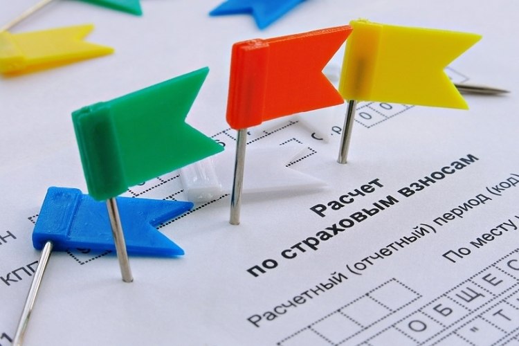 Платить по полной льготные страховые взносы под угрозой Минфин может отменить льготные тарифы для малого и среднего бизнеса из за дефицита бюджета Социального фонда Эксперты предупреждают это подтолкнет компании к схемам ухода от налогов и ударит по честным предприятиям Сейчас льготная ставка 15 с части зарплаты свыше 1 5 МРОТ хотят вернуть стандартные 30 Главные пострадавшие производственный сектор с высоким официальным ФОТ Стимул к легализации зарплат может исчезнуть Подробности читайте на портале Логирус