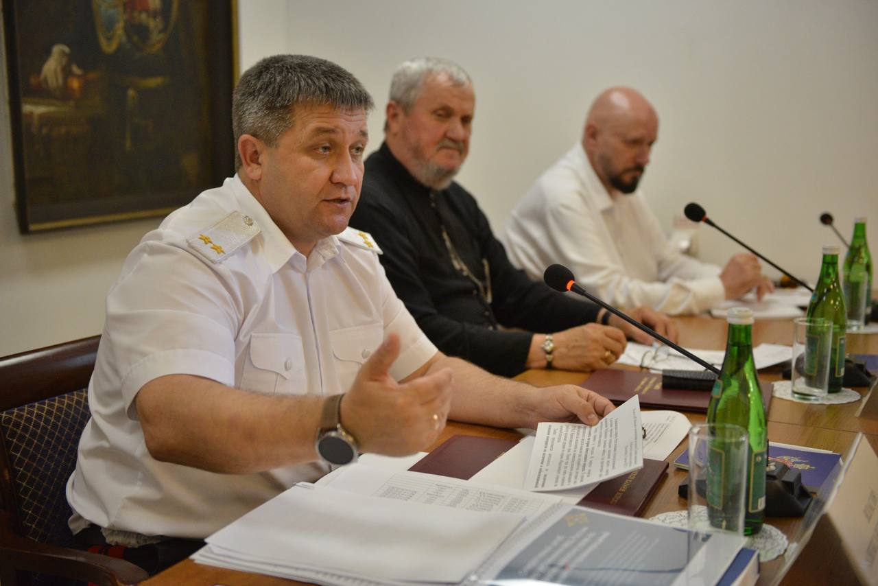 В Краснодаре провели малый совет атаманов Кубанского казачьего войска На совещании обсудили охрану общественного порядка, участие казаков в специальной военной операции и работу Союза казачьей молодежи Кубани. – Сейчас продолжаются мероприятия летней оздоровительной кампании для казачьей молодежи. В мае-июне в казачьих обществах провели уже свыше тысячи мероприятий с общим охватом свыше 41 тысячи участников. Наиболее активные – это Кавказский и Таманский отделы, где число оздоровленных превысило по 14,5 тысячи казачат. Также необходимо активизировать деятельность по присвоению регионального статуса «казачья образовательная организация» объектам, расположенным на территории районных обществ. На данный момент 93 школы и 74 детских сада имеют данный статус и входят в лучшую в стране систему непрерывного казачьего образования, – отметил вице-губернатор, атаман Кубанского казачьего войска Александр Власов.