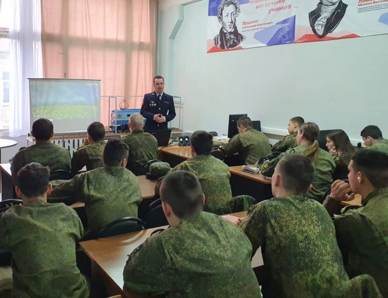 ‼ ‼ ‼ Сотрудники ярославской полиции проводят профилактические встречи с учащимися Специалист ЦПЭ УМВД России по Ярославской области майор полиции Владимир Зайцев провел урок на тему информационной безопасности для учащихся Ярославского кадетского колледжа. Полицейский рассказал, что злоумышленники пользуются доверчивостью и впечатлительностью подростков, таким образом, провоцируя их совершать различные правонарушения. Разъяснил нормы административного и уголовного законодательства за преступления экстремистской направленности. Владимир Николаевич предупредил, что нужно быть особенно осторожными и внимательными при общении в Интернете. Ребятам не стоит делиться персональными данными в социальных сетях, чтобы ими не воспользовались третьи лица. Также правоохранитель рекомендовал не вступать в переписки с неизвестными, которые могут оказаться мошенниками. Школьникам необходимо помнить, что любые предложения быстрого заработка, как правило, противоречат российскому законодательству. Владимир Николаевич поздравил учащихся с праздником Великой Победы и пожелал оставаться достойными и законопослушными гражданами нашей страны. #Полиция #ЯрославскаяОбласть #МВДРФ #mvd76 #профилактика #ЦПЭ