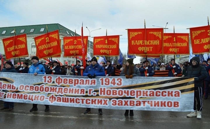 13 февраля в Новочеркасске перекроют движение для проведения памятных мероприятий  Утром 13 февраля в центре Новочеркасска почти на 2 часа ограничат движение транспорта на некоторых улицах. Это связано с празднованием 82-й годовщины освобождения города от немецко-фашистских захватчиков.  С 9:00 до 10:40 часов будет ограничено движение автомобильного транспорта: — по нечётной стороне спуска Красного от площади Ермака и до улицы Александровской; — по чётной стороне улицы Александровской от спуска Красного до городской поликлиники №4.  Подробнее в материале. #новости #Новочеркасск