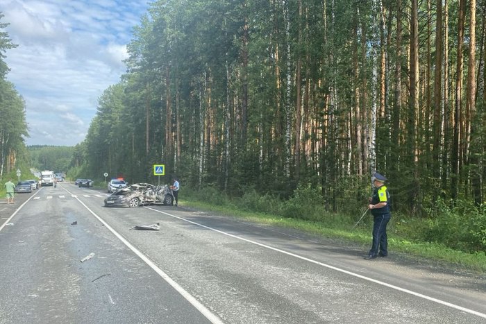 Оба водителя погибли в ДТП под Асбестом Автоинспекторы выясняют обстоятельства смертельного ДТП, случившегося на 18-м километре автодороги «Грязновское — Асбест» в Асбестовском районе, сообщает в пятницу Госавтоинспекция России по Свердловской области. По предварительным данным, 26-летний водитель автомобиля Opel, двигаясь в направлении Асбеста, по неустановленной причине допустил выезд на полосу встречного движения, где столкнулся с автомобилем Chery под управлением 40-летнего мужчины, с последующим столкновением с автомобилем Ford, которым управлял 74-летний водитель, следовавший в попутном направлении. В результате инцидента на месте происшествия погибли водители автомобилей Opel и Chery. В больницу для оказания помощи доставлен несовершеннолетний пассажир автомашины Chery. По факту ДТП начато расследование.