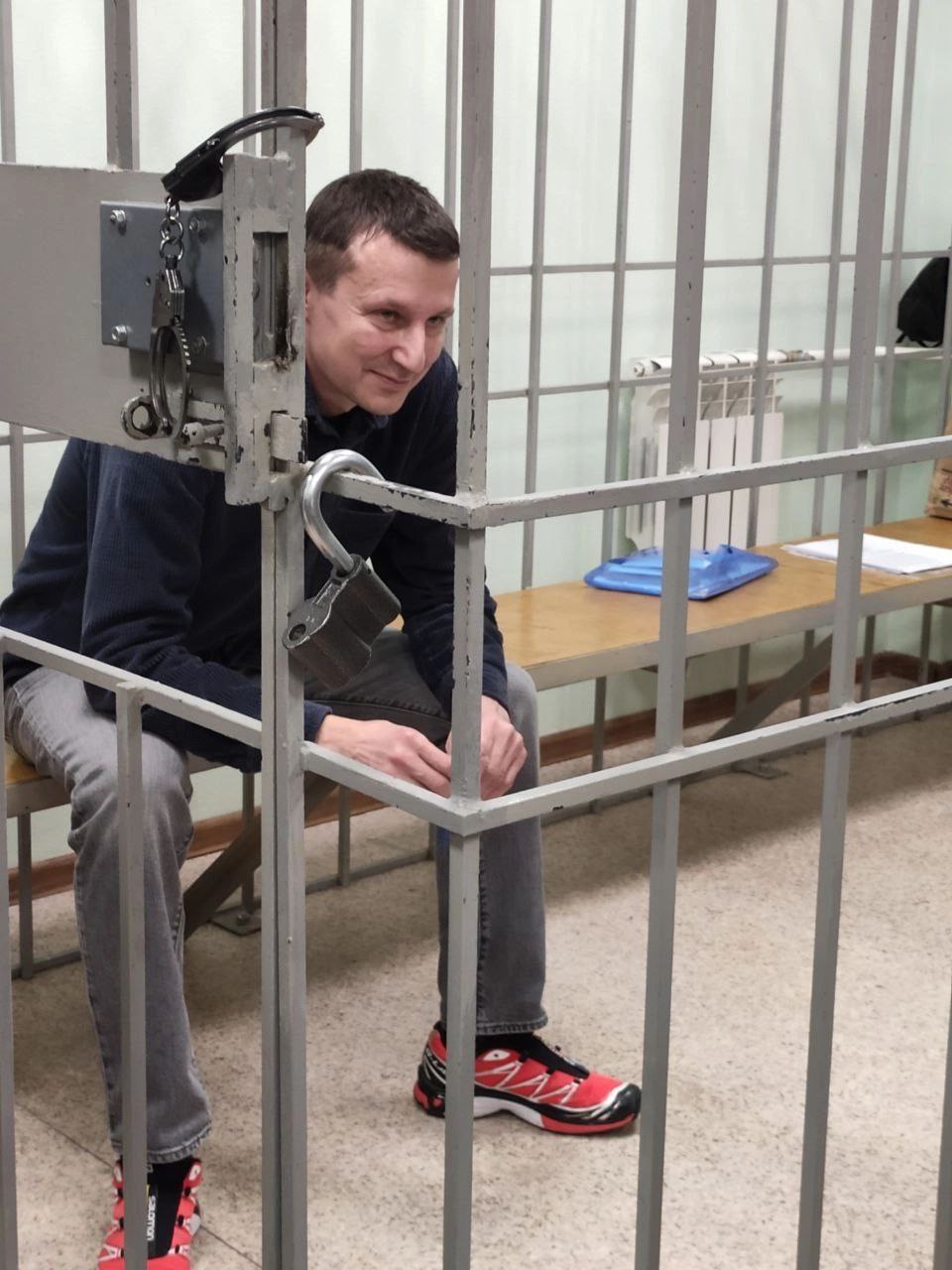 Депутата Заксобрания Красноярского края Александра Глискова этапировали из СИЗО-1 в колонию строгого режима ИК-17 Красноярск. Формально Глисков остаётся депутатом, процедура лишения его полномочий не завершена.