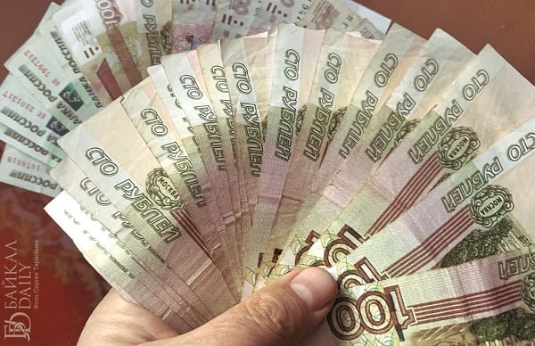 Рубрика «Зарплата от Бурятстата» В первые три месяца 2025-го средняя зарплата республике, по данным Бурятстата, достигла 74 901 рубль с учётом НДФЛ и других удержаний . Это на 14,4% 9439 рублей больше, чем год назад – в январе-марте 2024-го, когда она составляла 65 462. Больше всего – 135 136 рублей – в этот период получали добытчики полезных ископаемых. На втором месте – специалисты по транспортировке и хранению 108 077 , на третьем – финансисты и страховщики 103 296