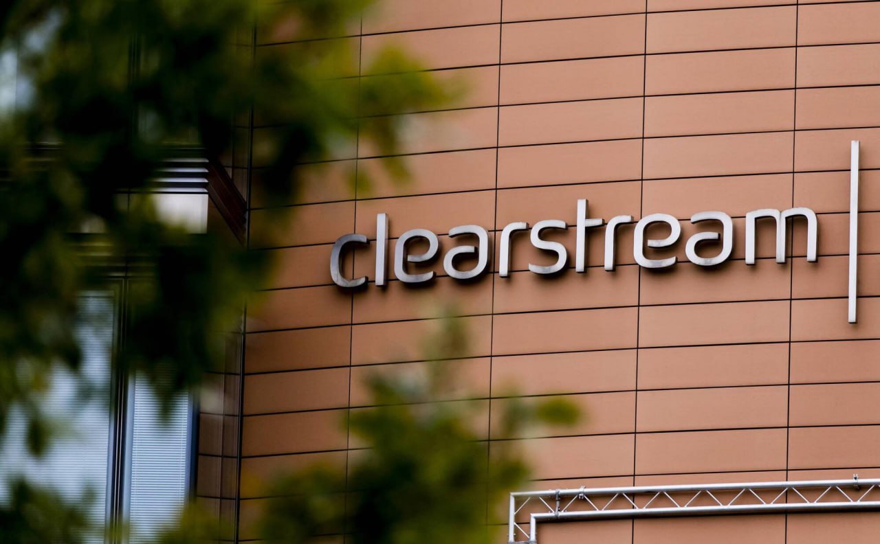 Clearstream сообщил об остановке расчетов в рамках конвертации депозитарных расписок на акции российских компаний.  Все незавершенные транзакции по программам BNY Mellon и Citi будут отменены, по программам Deutsche Bank и JP Morgan информации пока нет, но ожидается, что с ними произойдет то же самое. 12 октября истекает срок лицензии OFAC на сворачивание операций с Мосбиржей, которая, в числе прочего, разрешает конвертацию расписок ПОДПИСАТЬСЯ   Jkinvest_news