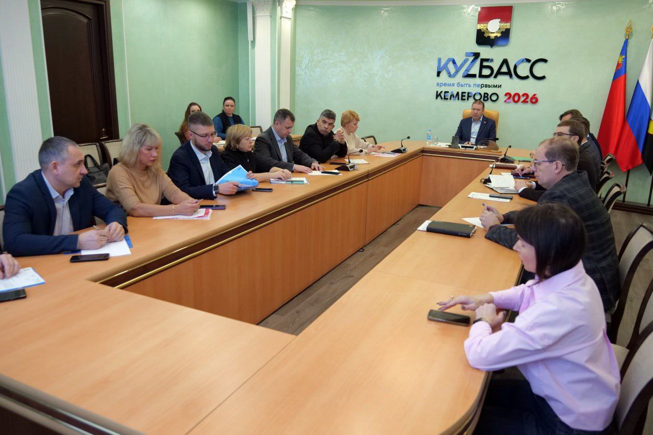 Руководство Чистого города обсудило проблемы с вывозом мусора после снегопадов с главой Кемерова Решено перестроить работу Создадут перечень сложных адресов каждый обследуют и при необходимости передвинут площадки Будут расчищать спецтехникой включая шнекороторы В перспективе расширение проездов устранение незаконных ограждений точечные планировочные решения рассказали в администрации города Написать  Telegram MAX