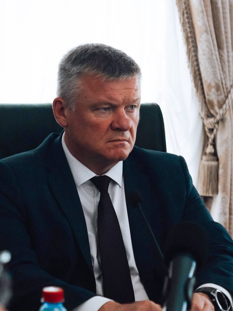 На заседании штаба по благоустройству обсудили ситуацию с вывозом мусора  Главам районных администраций необходимо лично погрузиться в проблематику вывоза на тех территориях, где не соблюдается график, образуются свалки. Нужно сделать все расчеты, определить нормы накопления и привязку жилых и коммерческих объектов к конкретным контейнерным площадкам, тщательно разобраться в логистике.   В летний период поступает много жалоб на состояние контейнерных площадок в садовых товариществах. Скопление мусора, разлет бумажек и пакетов, риск пожара – это все следствие несвоевременного вывоза.  Руководству районных администраций поручено на постоянной основе проводить соответствующие рейды, чтобы знать ситуацию на местах.