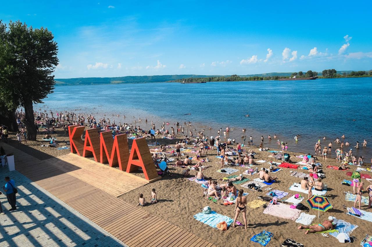 3 казанских пляжа оказались опасными для купания Под запрет попали пляжи «Глубокое озеро», «Большое Лебяжье» и «Нижнее Заречье». Анализы показали неутешительные результаты: во всех трех местах вода не соответствует санитарным нормам по содержанию микробов. А на «Глубоком озере» и «Большом Лебяжьем» обнаружили ещё и химические загрязнения. Тем временем в республике готовятся открыть 54 пляжа к летнему сезону — 4 из них совершенно новые: они появятся в Набережных Челнах, Елабуге, Альметьевске и селе Мещеряково. KazanFirst в бот
