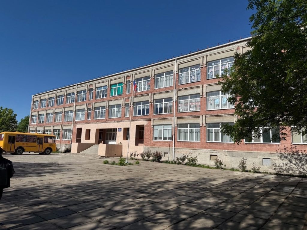 Артем Бранов побывал на социальных объектах Херсонской области, которые восстанавливают рязанские специалисты Об этом вице-губернатор рассказал на своей странице в соцсети. Он сообщил, что совершил рабочую поездку в Херсонскую область посетил ряд социальных объектов на подшефных территориях. «Осмотрел Новотроицкую школу, МФЦ и Дом престарелых. Также проинспектировал ход работ по восстановлению жилого микрорайона в Мариуполе, – написал Артем Бранов. – Полностью готовы 27 домов: в них отремонтированы инженерные коммуникации, фасады, подъезды, установлены новые окна, двери. Дома подключаются к электро- и газоснабжению. В ближайшее время в квартиры смогут вернуться жильцы». Фото со страницы Артема Бранова в соцсети.