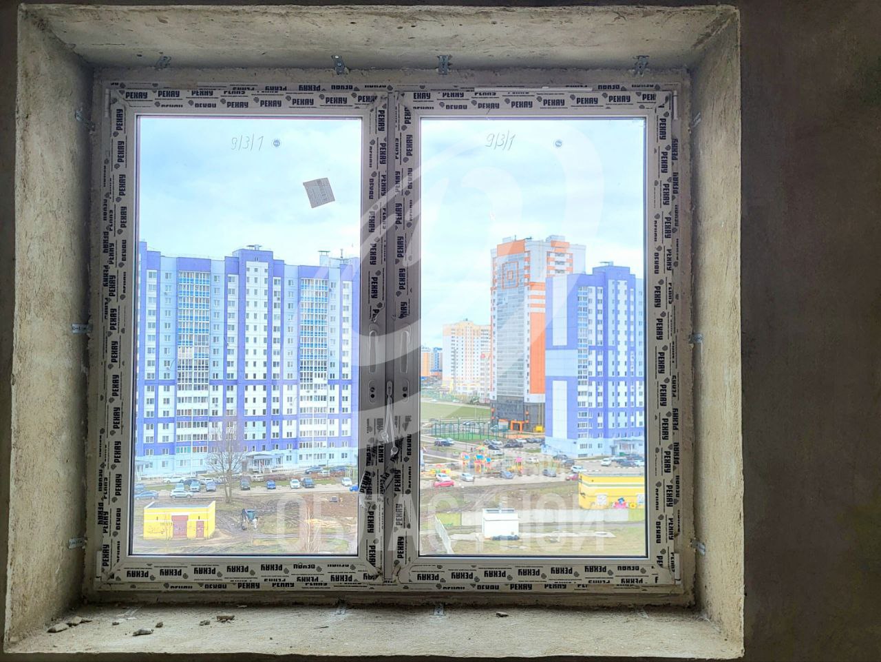 В Орловской области в 2025 году 201 человек из категории детей сирот получил жилье Как сообщает региональный Департамент ЖКХ ТЭК и энергосбережения на эти цели направлено 534 5 млн рублей Также вручали жилищные сертификаты по которым можно самостоятельно выбрать жилье причем в любом городе или деревне В 2025 году было оформлено 18 таких документов Из них 14 сертификатов уже реализованы сумма 36 3 млн рублей что позволило их владельцам стать собственниками жилья В ведомстве напоминают что право на получение жилищного сертификата имеют лица из числа детей сирот достигшие 23 летнего возраста Для оформления документов можно обратиться в Департамент по адресу г Орел ул М Горького д 45 кабинеты 61 и 68 Консультацию по всем вопросам связанным с предоставлением жилья можно получить по телефонам 8 4862 598 831 598 832 в рабочие дни с 9 00 до 18 00 перерыв с 13 00 до 14 00 Perviy Oblastnoi Мы в МАХ