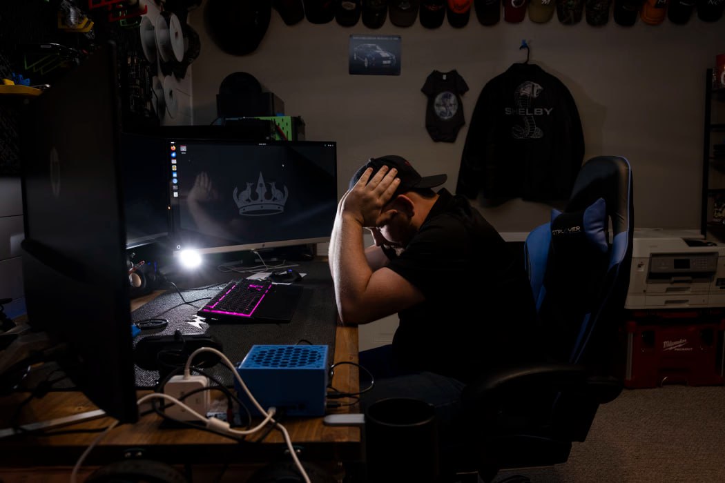 ChatGPT обвинили в доведении до самоубийства Семьи американских пользователей совершивших суицид хотят засудить разработчика чат бота сообщает Wall Street Journal Из жалоб следует что как минимум четверо человек покончили с собой поговорив с ChatGPT Семь исков поданных в четверг в суды штата Калифорния свидетельствуют что люди впадали в бредовое состояние иногда заканчивавшееся самоубийством после длительных сеансов общения с чат ботом говорится в газете Помимо компенсации родственники пользователей требуют изменения в работе ChatGPT В частности запретить чату обсуждать способы самоубийства Фото Tim Gruber WSJ