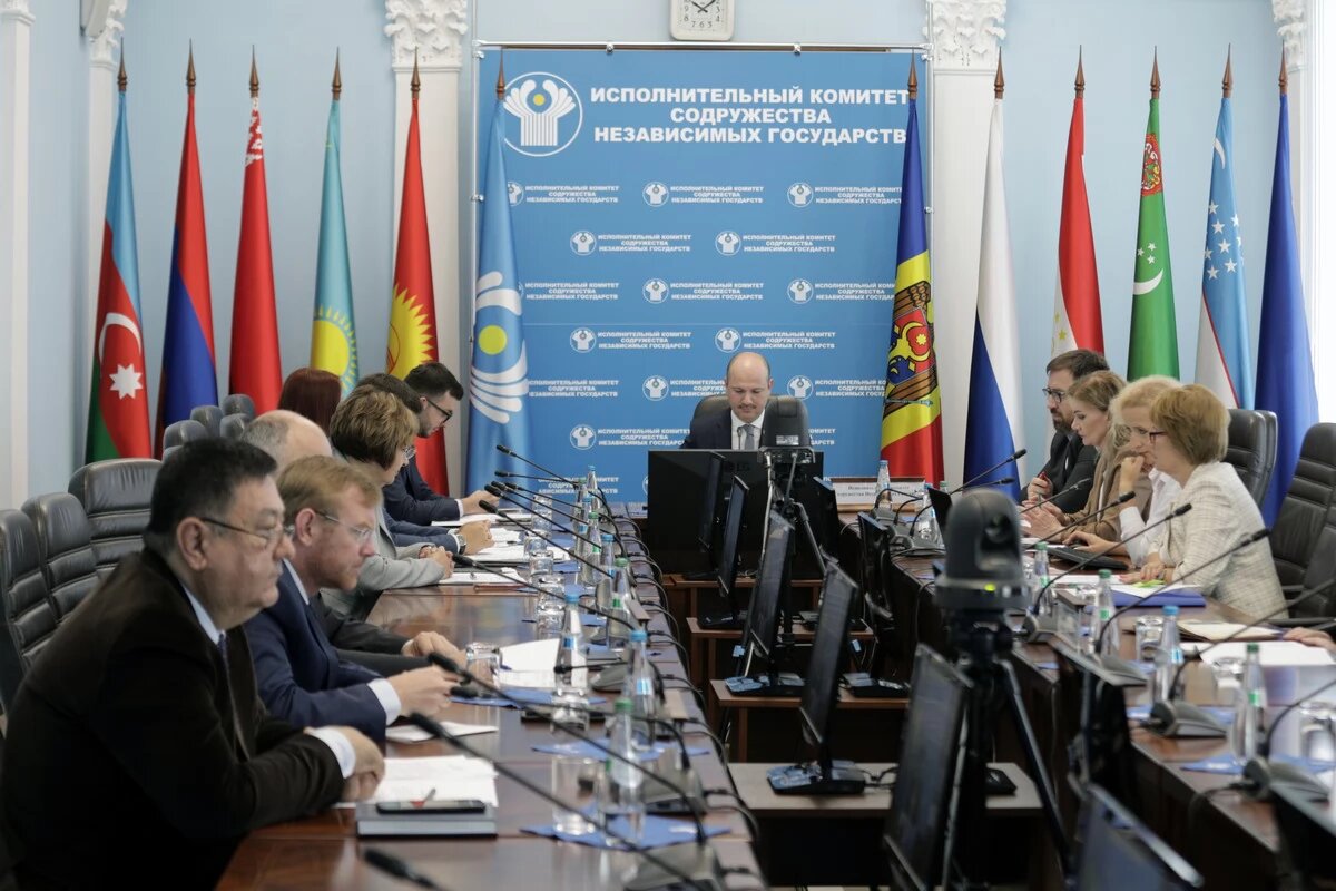 Изучение русского языка в Международной организации объединит страны СНГ О создании новой структуры со штаб квартирой в Сочи сообщил генсек Содружества Сергей Лебедев Учредителями выступят Россия Таджикистан Беларусь Казахстан Кыргызстан и Узбекистан Ожидаем что это станет еще одним объединяющим вектором сотрудничества во благо повышения статуса русского языка подчеркнул Лебедев Сейчас представители шести стран решают организационные вопросы перед проведением первой Министерской конференции которая станет высшим органом новой организации