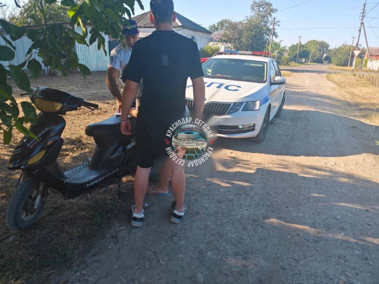 В станице Новоминской 16-летний лихач на мопеде устроил настоящие гонки с полицейскими!   Пацан гонял на SUNBRD 680 без прав и шлема, игнорируя требования ДПС об остановке. Конечно, далеко уехать ему не удалось – полицейские быстро его догнали.  Теперь юному гонщику грозит разбирательство в комиссии по делам несовершеннолетних. Ему выписали штрафы за езду без прав, без шлема и за игнорирование требований полиции.   _____________________________ Есть интересная новость?   Присылайте нам     Краснодар Сегодня    ПРИСЛАТЬ НОВОСТЬ