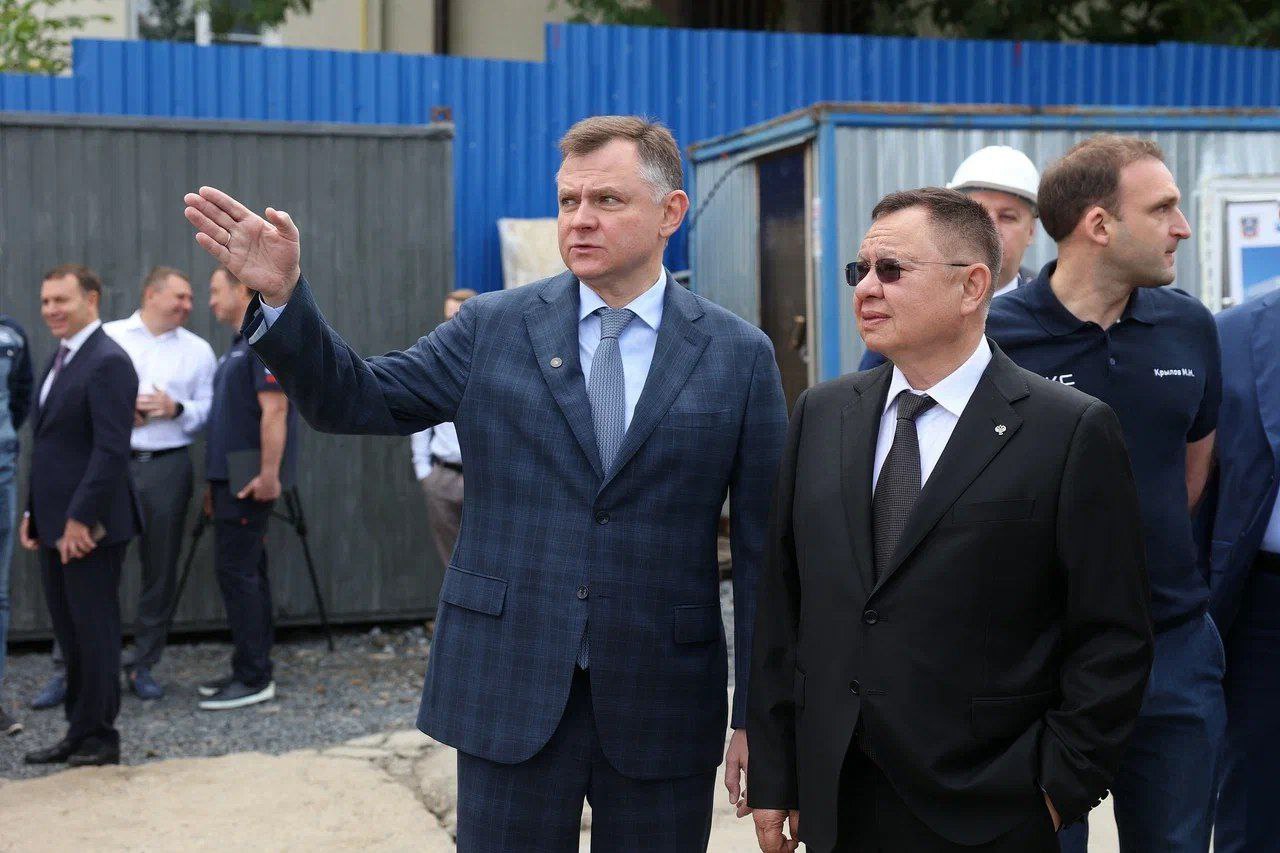 В ходе рабочего визита в Ростовскую область Глава Минстроя России Ирек Файзуллин ознакомился с ходом строительства и реконструкции социальных объектов Совместно с врио губернатора Ростовской области Юрием Слюсарем Министр посетил строительную площадку объекта «Реконструкция стадиона «Труд». Строительство Дворца спорта», на которой уже определен подрядчик. Спортивный комплекс сможет вместить около 1 тыс. человек с пропускной способностью — 185 посетителей единовременно. Здание дворца спорта будет включать в себя двухэтажный легкоатлетический манеж с подземной парковкой, спортивные залы для баскетбола и тенниса, мини-футбола, волейбола и гандбола, тренировочные залы. Прилегающая территория будет также благоустроена. На данный момент на объекте ведутся работы по планировке грунта для устройства грунтовых свай, а также демонтаж старых конструкций.