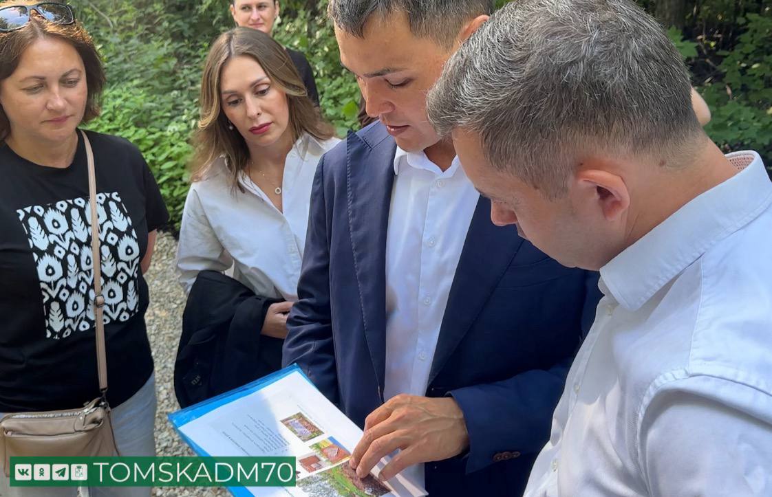 Мэр Томска оценил благоустройство Тропы здоровья на «Кедре» Сегодня прошло выездное совещание на Тропе здоровья в лесном массиве возле стадиона «Кедр». Мэр Томска Дмитрий Махиня встретился с представителями социальных партнеров – гендиректором "Томскнефтехим" СИБУР Рамилем Рябиковым - и обсудил дальнейшую реализацию проекта. На сегодняшний день готовность объекта составляет порядка 70%. В настоящее время проведены работы по санитарной очистке территории и планировке профиля трассы, проложен кабель для опор освещения, выполнены работы по укладке дорнита и крупной фракции щебня. Планируется обустроить тропиночную сеть общей протяжённостью 2 200 метров. - Тропы здоровья – одна из визитных карточек Томска. В общей сложности в городе порядка 28 километров благоустроенных трасс для ходьбы, бега и велоспорта. Лесной массив вблизи стадиона «Кедр» долгое время оставался единственной территорией с неблагоустроенной тропиночной сетью. Но благодаря нашим социальным партнерам – компании СИБУР – сегодня здесь практически завершен первый этап благоустройства Тропы здоровья. Надеюсь, что компания и дальше будет нам помогать с благоустройством - в ближайшее время здесь появятся информационные таблички, эко-скамейки. И это место станет достойным пространством для занятий спортом и активного отдыха горожан, - отметил градоначальник. Обустройство Тропы здоровья позволит соединить близлежащие жилые микрорайоны с объектами спортивной школы «Кедр», а их жители, независимо от времени года и погодных условий, смогут заниматься ходьбой, скандинавской ходьбой, бегом, катанием на велосипедах. Как отметила заместитель главного врача одного из близлежащих учреждений здравоохранения - томского онкодиспансера - Лидия Пикалова, для поддержания здоровья и долголетия людям особенно важно давать возможность вести активный образ жизни и сохранять подвижность, и этот объект без сомнения будет востребован жителями густонаселенного микрорайона.
