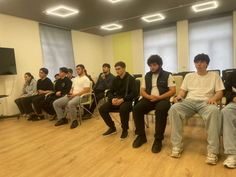 Полицейские Эльбрусского района провели в г.Тырныаузе профилактическое мероприятие Юрисконсульт ОМВД России по Эльбрусскому району капитан внутренней службы Жаннет Ахматова и представитель Общественного совета при Отделе Зухра Газаева провели в г. Тырныаузе в Молодежном центре «5642» встречу с подростками. ↪ Обращаясь к присутствующим, Ж.Ахматова разъяснила методы предотвращения совершения противоправных деяний с использованием информационно-телекоммуникационных систем, привела примеры совершаемых преступлений рассматриваемой категории и порекомендовала соблюдать меры безопасности в сети Интернет при общении с незнакомыми людьми. В своем выступлении Зухра Газаева коснулась вопросов профилактики подростковой агрессии. Она рассказала о том, что такое буллинг, как он проявляется и к каким последствиям может привести дискриминация другого человека. Затем юрисконсульт проинформировала ребят о порядке поступления на службу в органы внутренних дел, условиях приема в учебные заведения МВД России, рассказала о требованиях, предъявляемых к кандидатам на службу, социальных гарантиях и льготах, положенных полицейским. В завершение встречи организаторы мероприятия ответили на интересующие слушателей вопросы. #МВДРоссии #МВДКБР #Полиция #ПрофилактическиеМероприятия