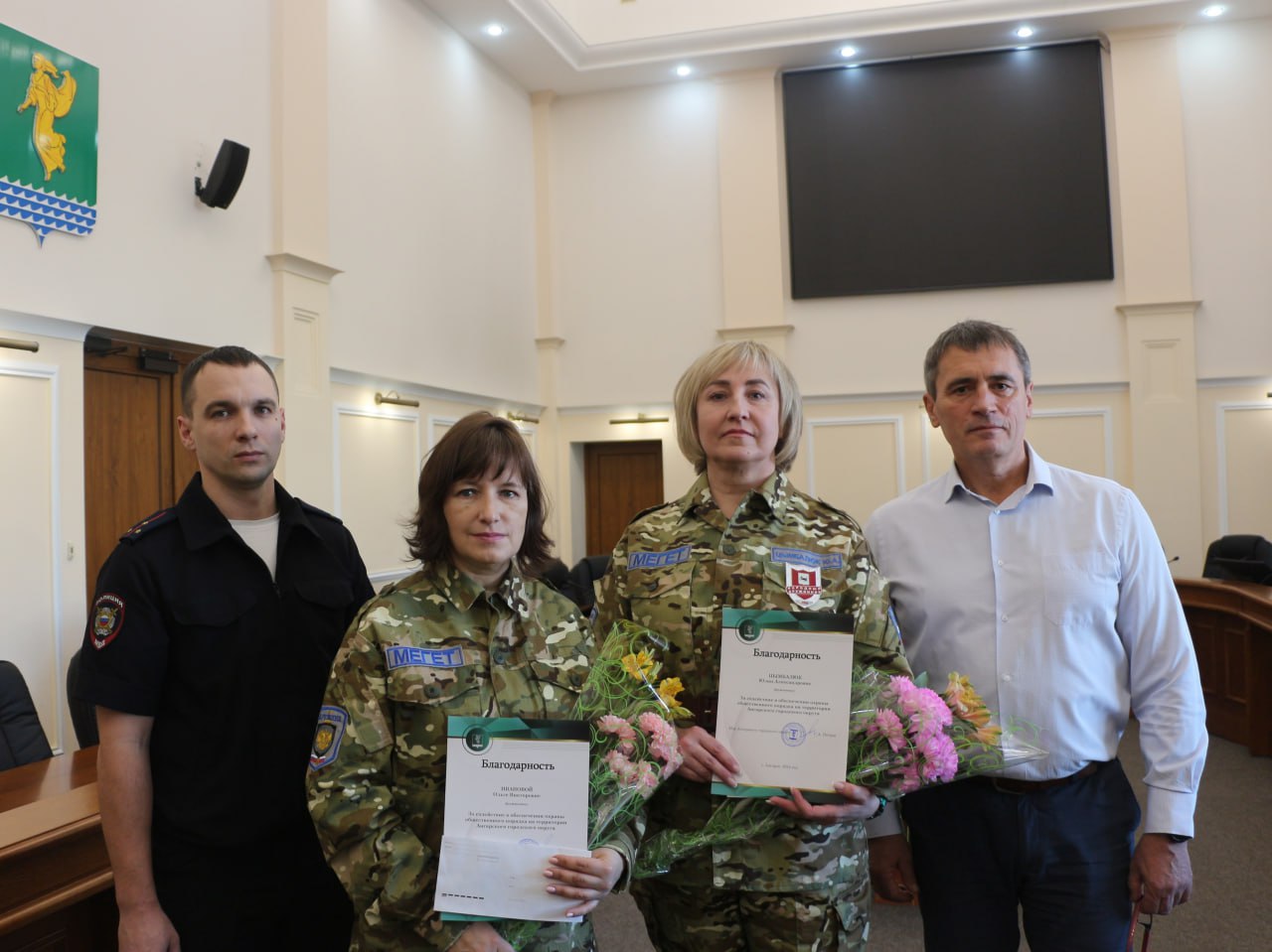 Трое жителей Ангарского округа отмечены за содействие полиции   Награждение ангарчан, которые оказали содействие полиции, состоялось 27 декабря в мэрии. Благодарственные письма и премии  вручал начальник Управления по общественной безопасности администрации муниципалитета Сергей Борисов.    Заслуженной наградой удостоен Илья Васильев. Мужчина доставил в отделение полиции потерявшегося 14-летнего мальчика. Оттуда ребенка передали его законным представителям. Благодарность передали супруге активного ангарчанина.    Сотрудницы народной дружины добровольной милиции Мегета Юлия Цымбалюк и Ольга Иванова получили поощрения за обеспечение правопорядка при проведении культурно-массовых мероприятий.   Отметим, денежные премии будут выплачены этим гражданам за счет муниципальной подпрограммы «Профилактика правонарушений, экстремизма и терроризма на 2020-2026 годы».