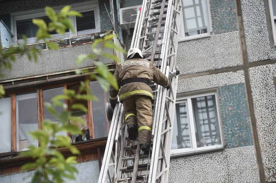 В Махачкале произошел пожар  Как сообщает пресс-служба МЧС Дагестана, по ул. Магомеда Гаджиева, 73 в в многоквартирном доме на втором этаже загорелась квартира площадью 50 м².   В тушении пожара были задействованы 8 огнеборцев МЧС России и 2 единицы техники.   Эвакуированы 30 человек, спасены 4 человека.     Больше новостей на нашем сайте:    Телеканал "Среда"   Написать нам