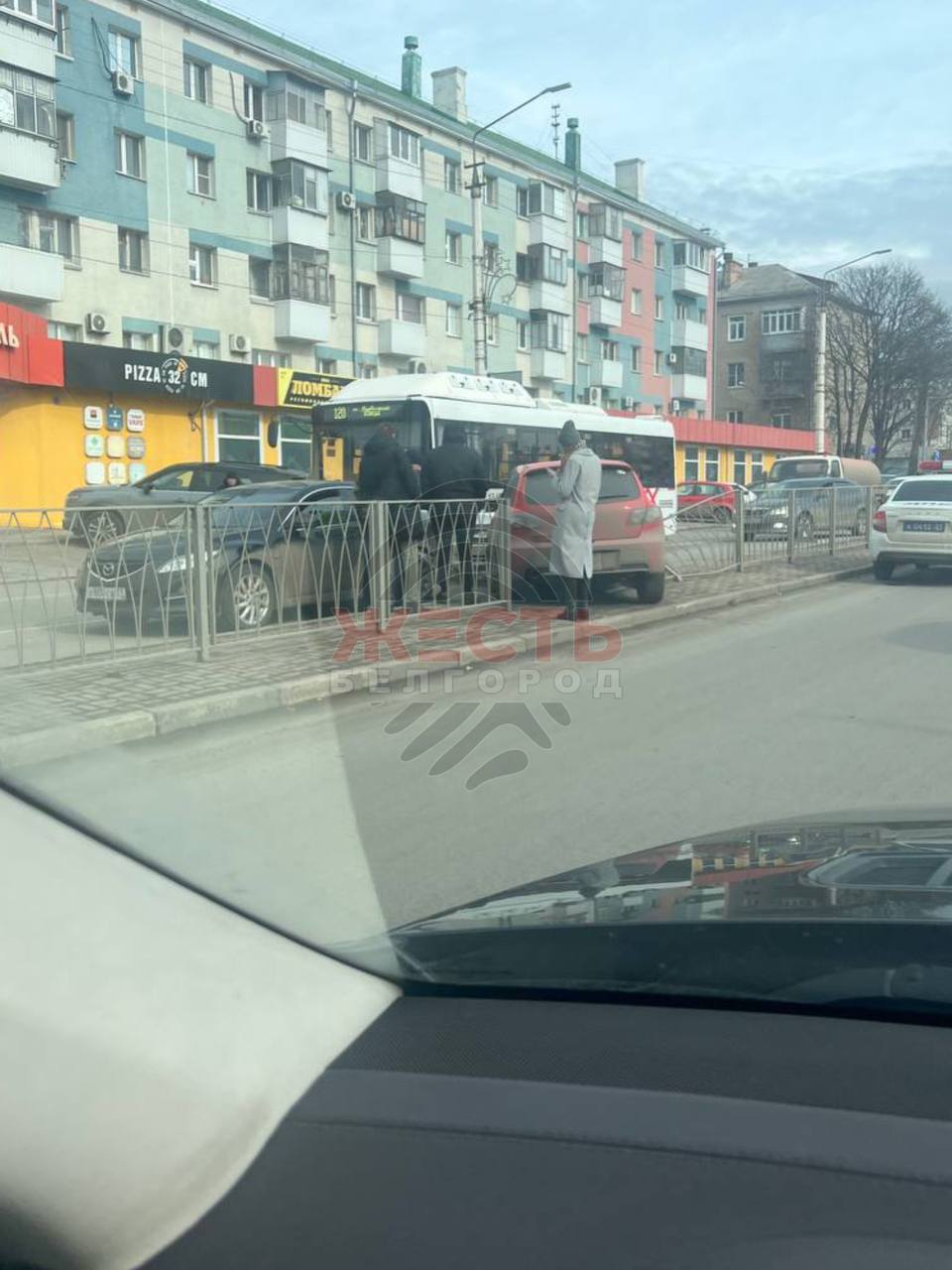 Предварительно, сегодня на улице Мичурина водитель легковушки снес ограждение   Судя по кадрам, также повреждения получил автомобиль, который двигался по встречке. На месте работают сотрудники ГИБДД, подробности пока неизвестны.     Жесть Белгород - подписаться