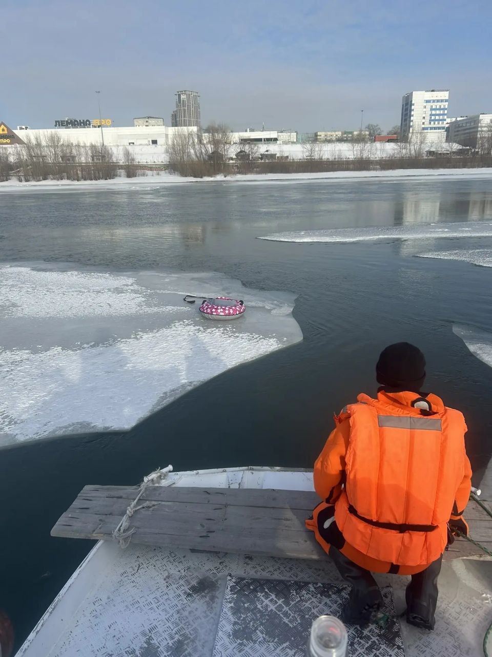 Девочка упала в ледяную реку в Новосибирске Ребенка до сих пор ищут В Новосибирске продолжается поиск школьницы которая оказалась в ледяной воде Оби Инцидент произошел в Железнодорожном районе города ребенок провалился в полынью Уголовное дело возбудили по статье Причинение смерти по неосторожности Спасательные службы продолжают работу привлекая дополнительные силы и средства Главное здесь Подписывайтесь